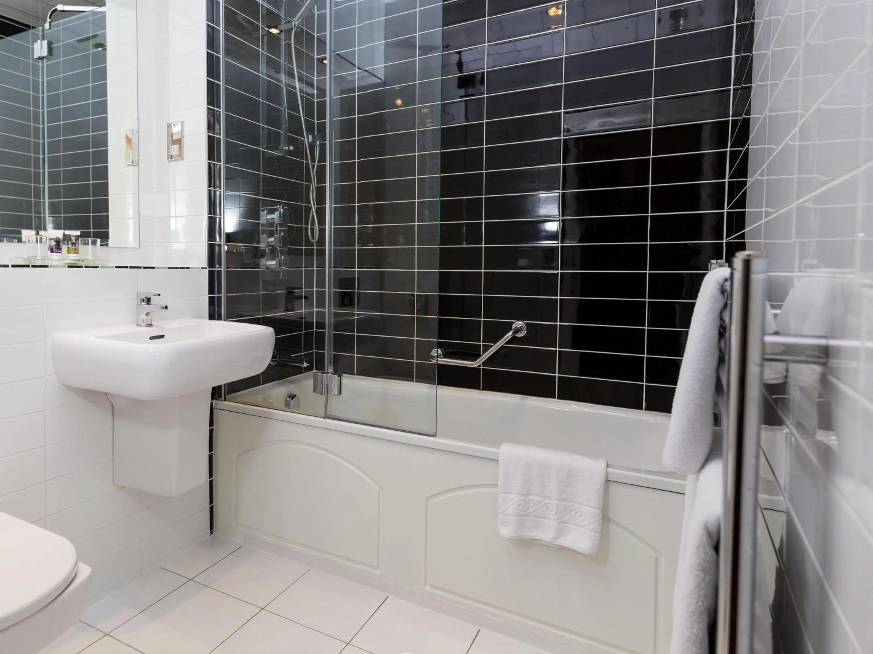 Bedroom in Mercure Newcastle George Washington Hotel Golf & Spa