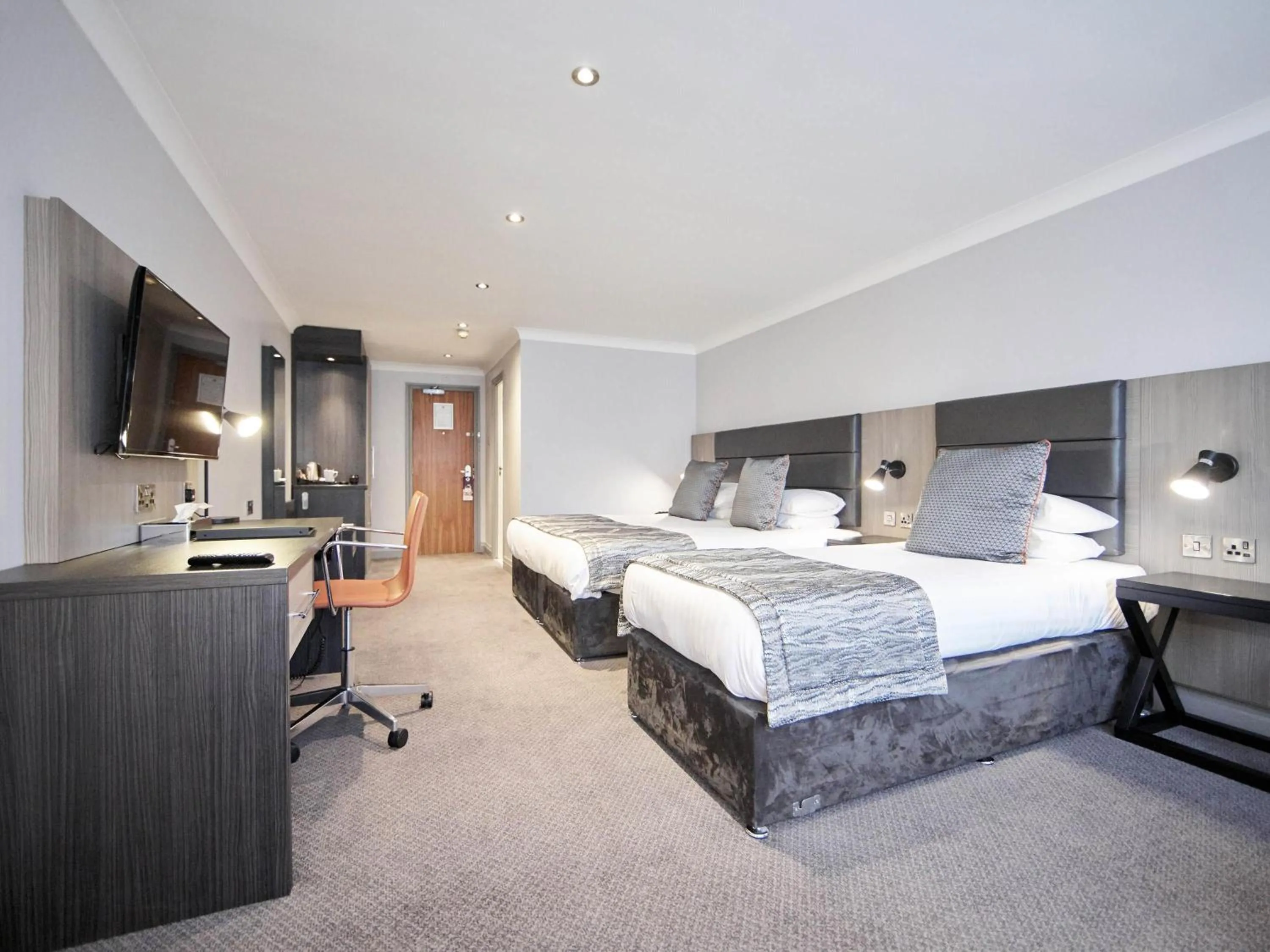 Bedroom, Bed in Mercure Newcastle George Washington Hotel Golf & Spa