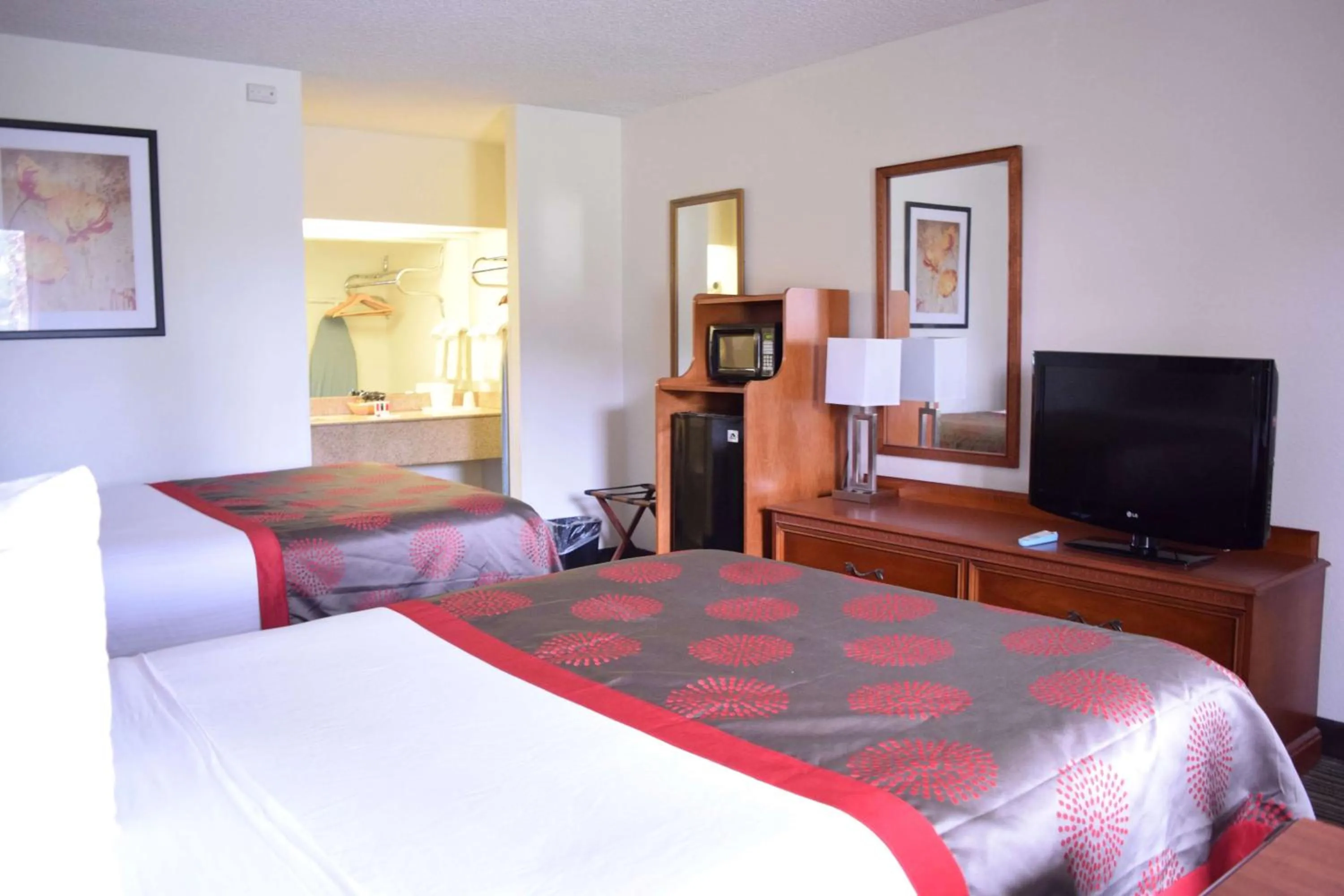 Photo of the whole room in Ramada by Wyndham Savannah Gateway