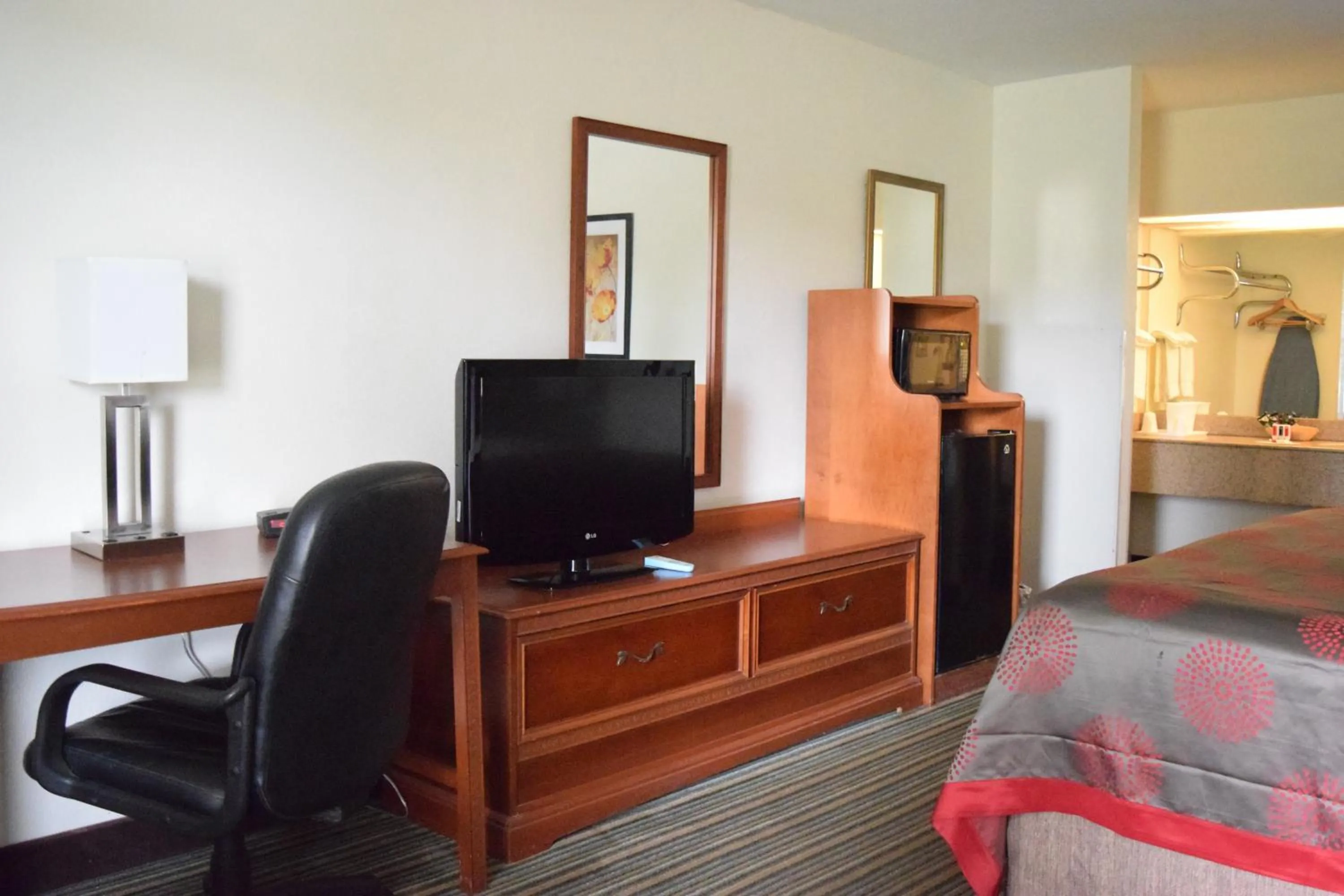 Communal lounge/ TV room in Ramada by Wyndham Savannah Gateway