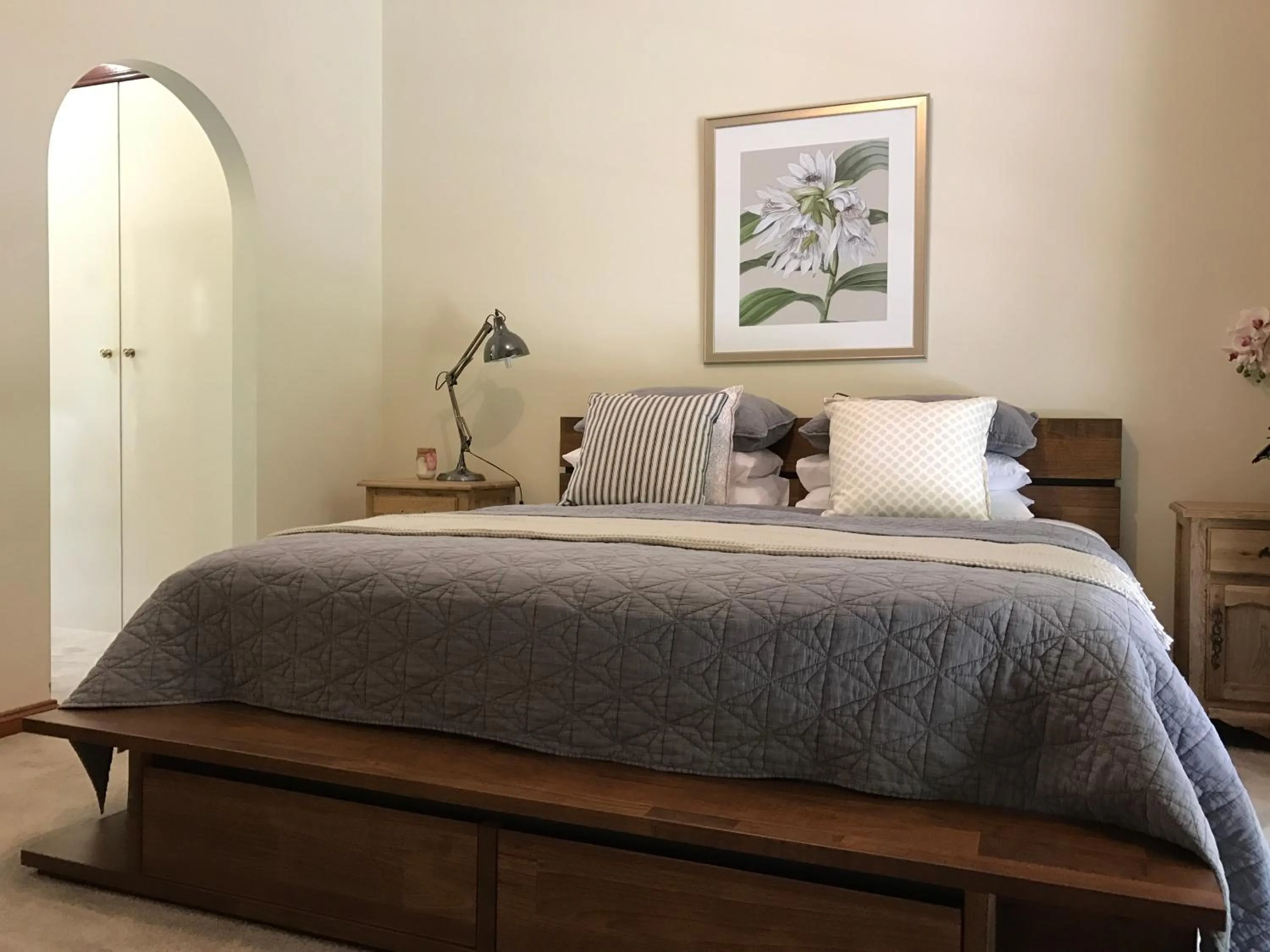 Photo of the whole room, Bed in Helen's Homestead