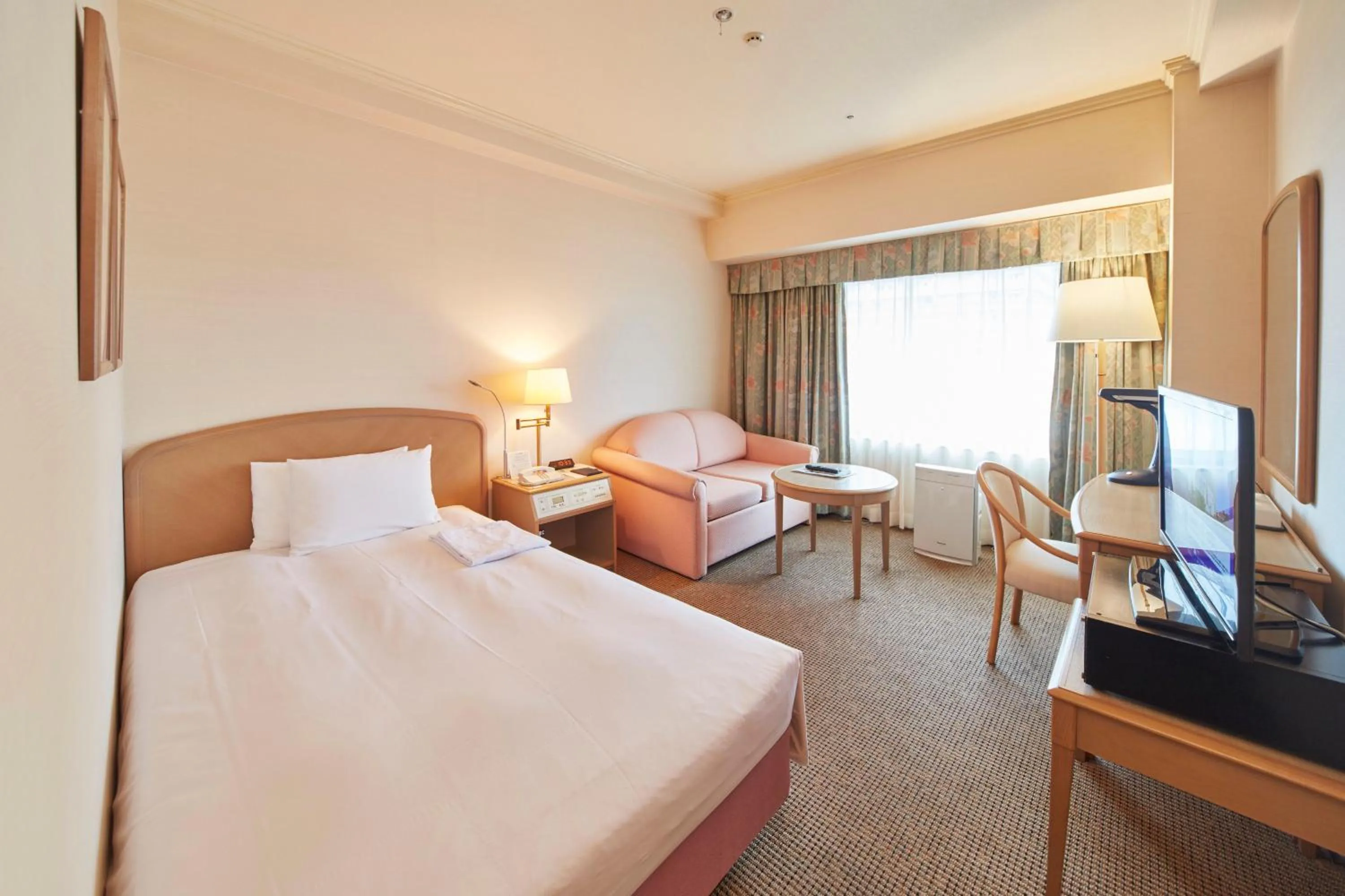 Bed in Kobe Seishin Oriental Hotel