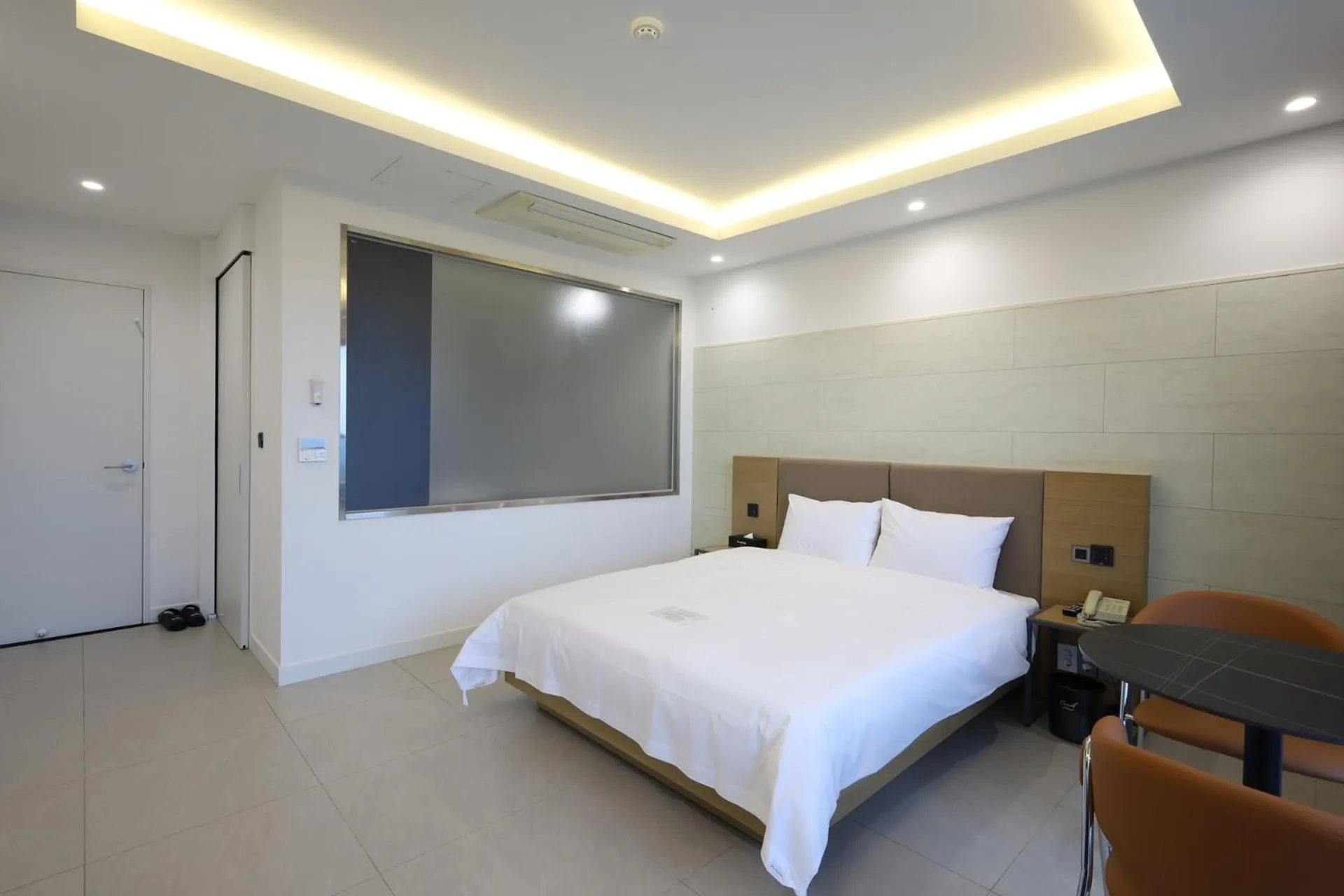 Seating area in SongJeong Olla Hotel