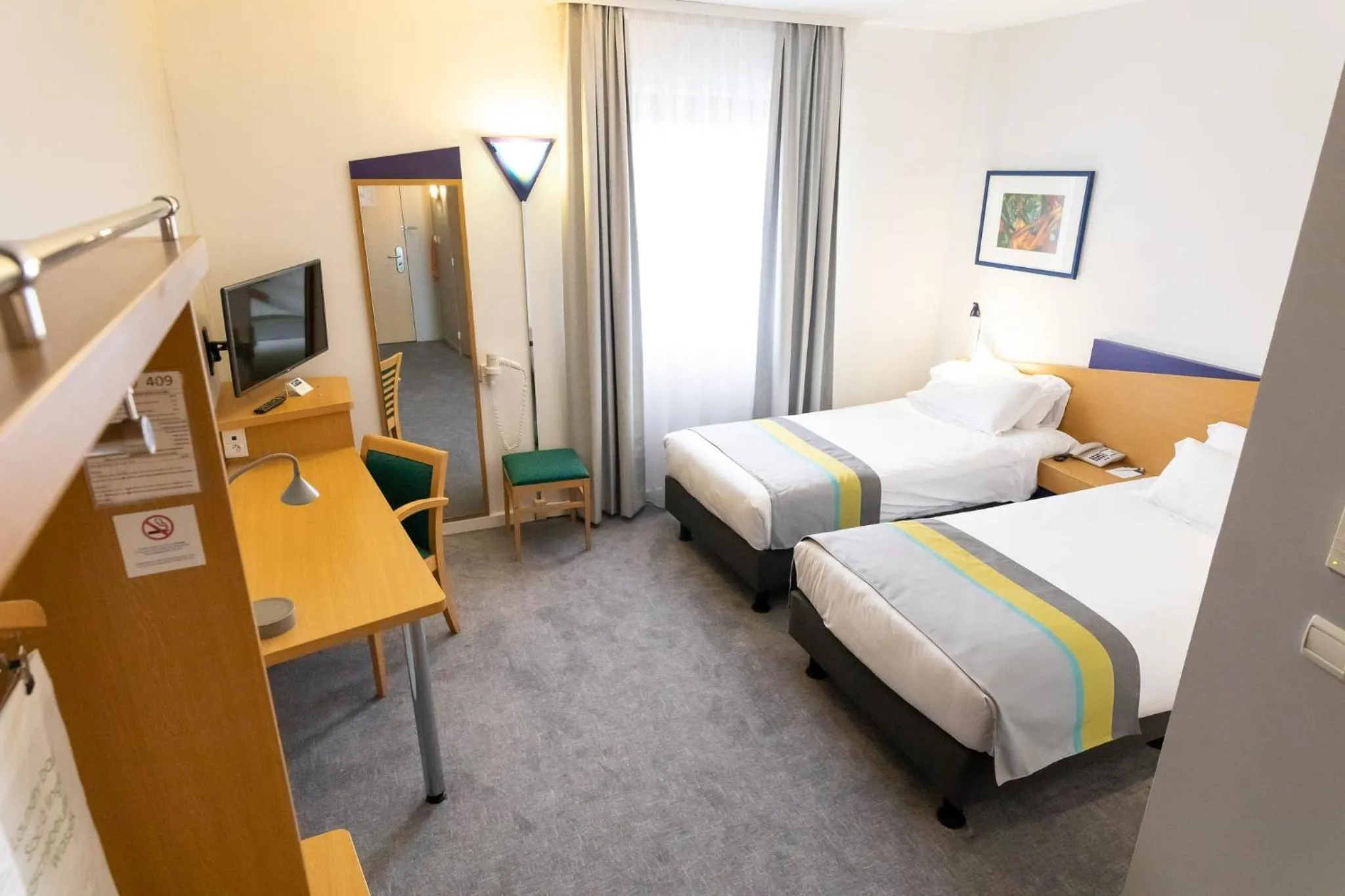Photo of the whole room, Bed in Holiday Inn Express Arras by IHG