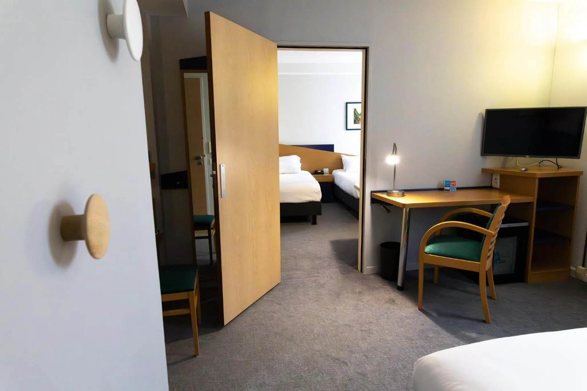 Photo of the whole room, Bed in Holiday Inn Express Arras by IHG