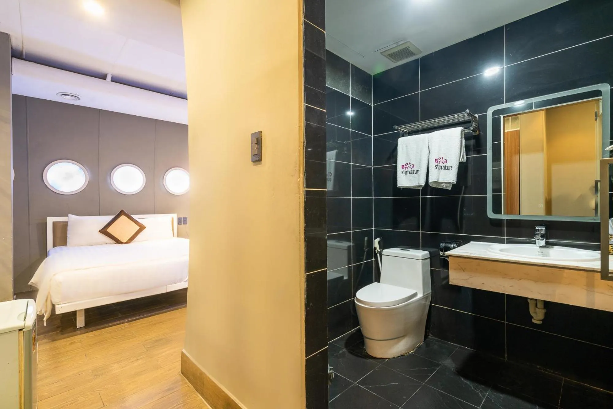 Bathroom, Bed in Collection O District 10 - Bonita Grand Hotel