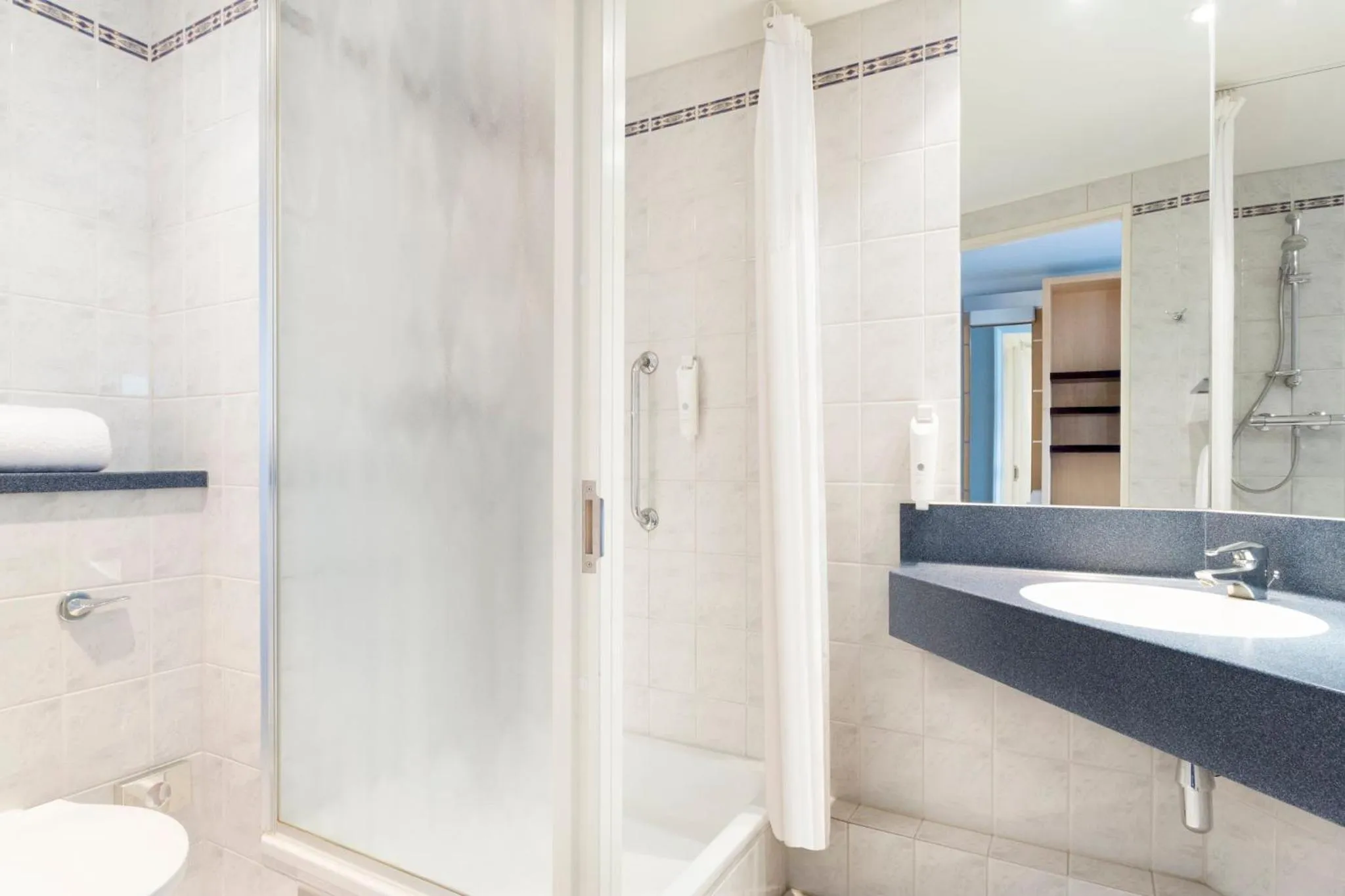 Photo of the whole room in Holiday Inn Express Park Royal by IHG