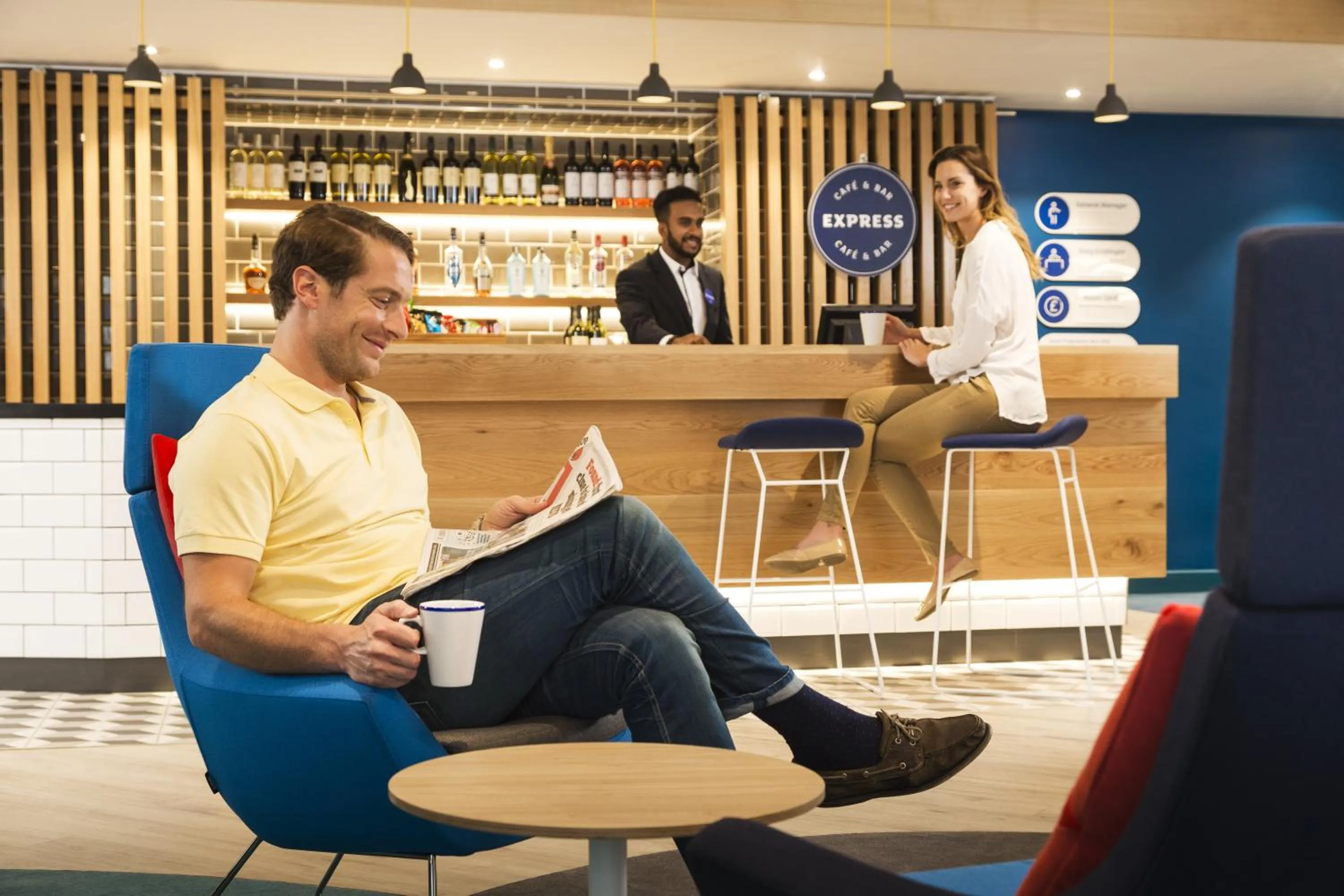 Lounge or bar in Holiday Inn Express Park Royal by IHG