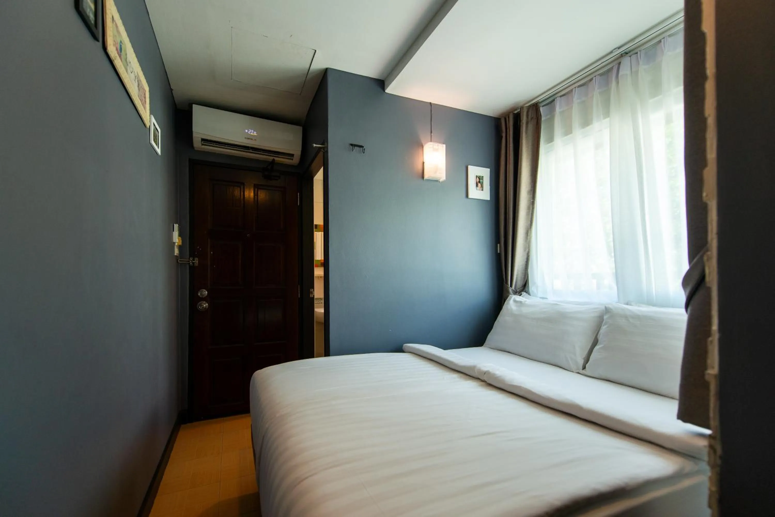 Photo of the whole room, Bed in BB House Phra Athit บีบี เฮ้าส์ พระอาทิตย์