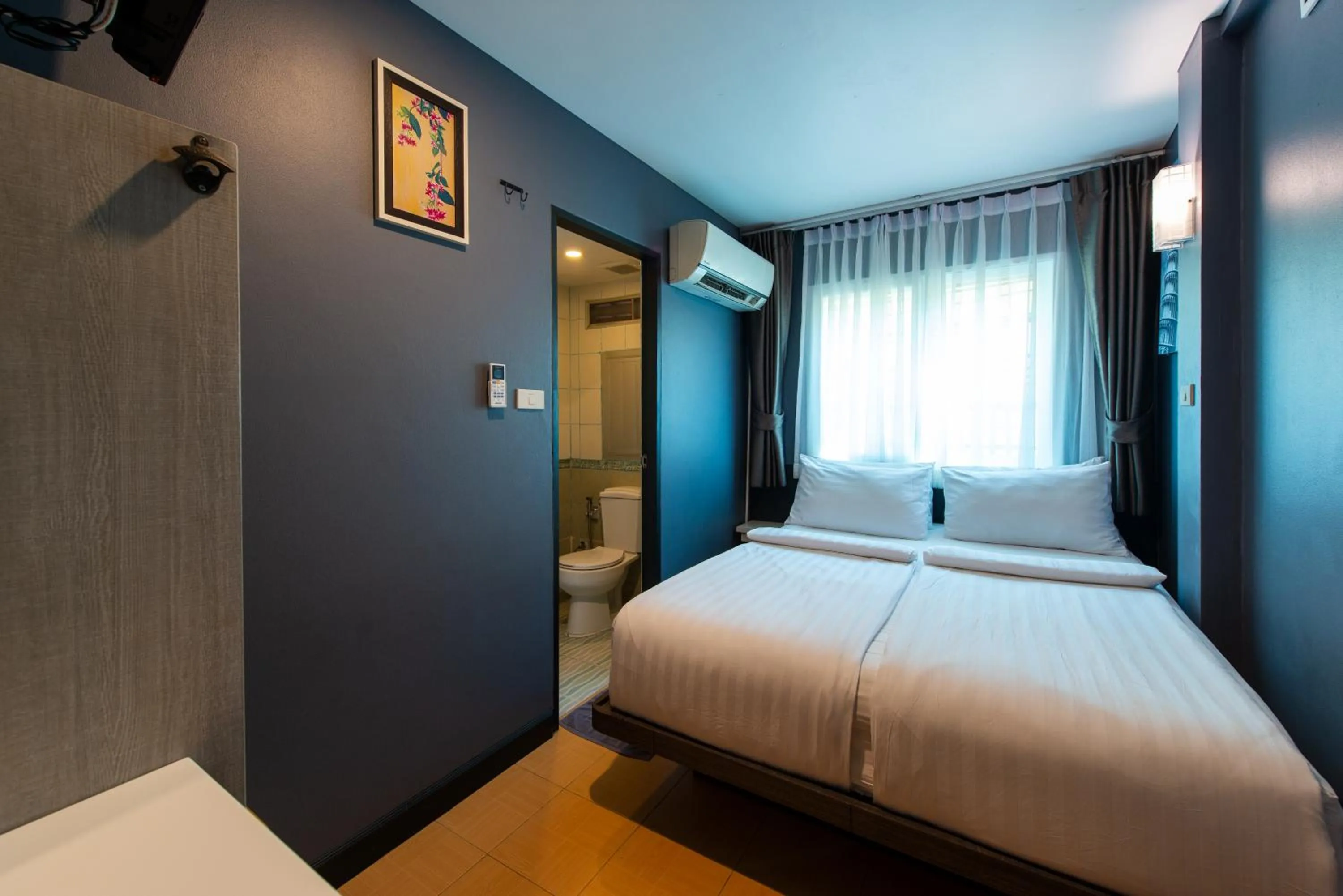 Photo of the whole room, Bed in BB House Phra Athit บีบี เฮ้าส์ พระอาทิตย์