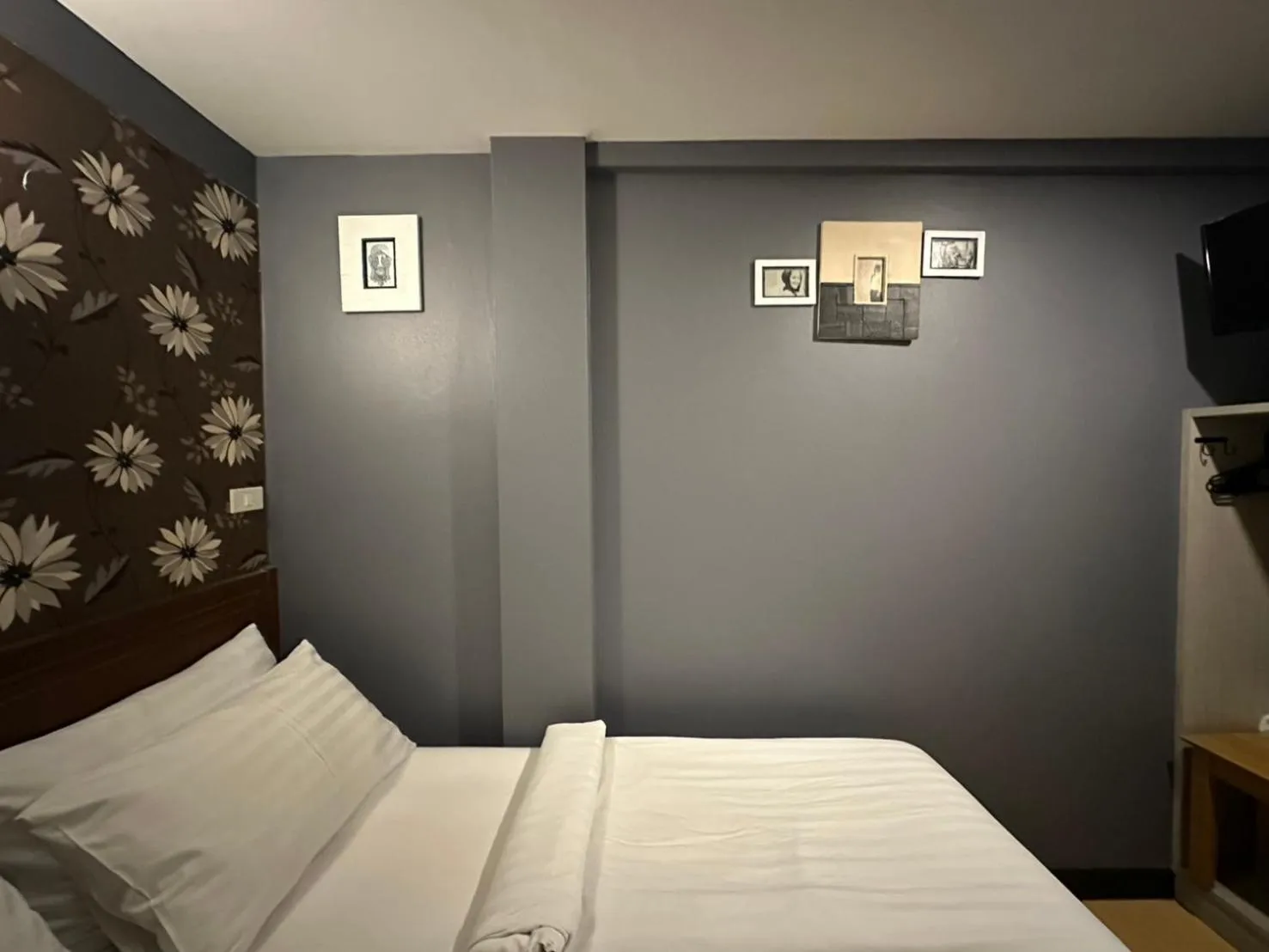 Property building, Bed in BB House Phra Athit