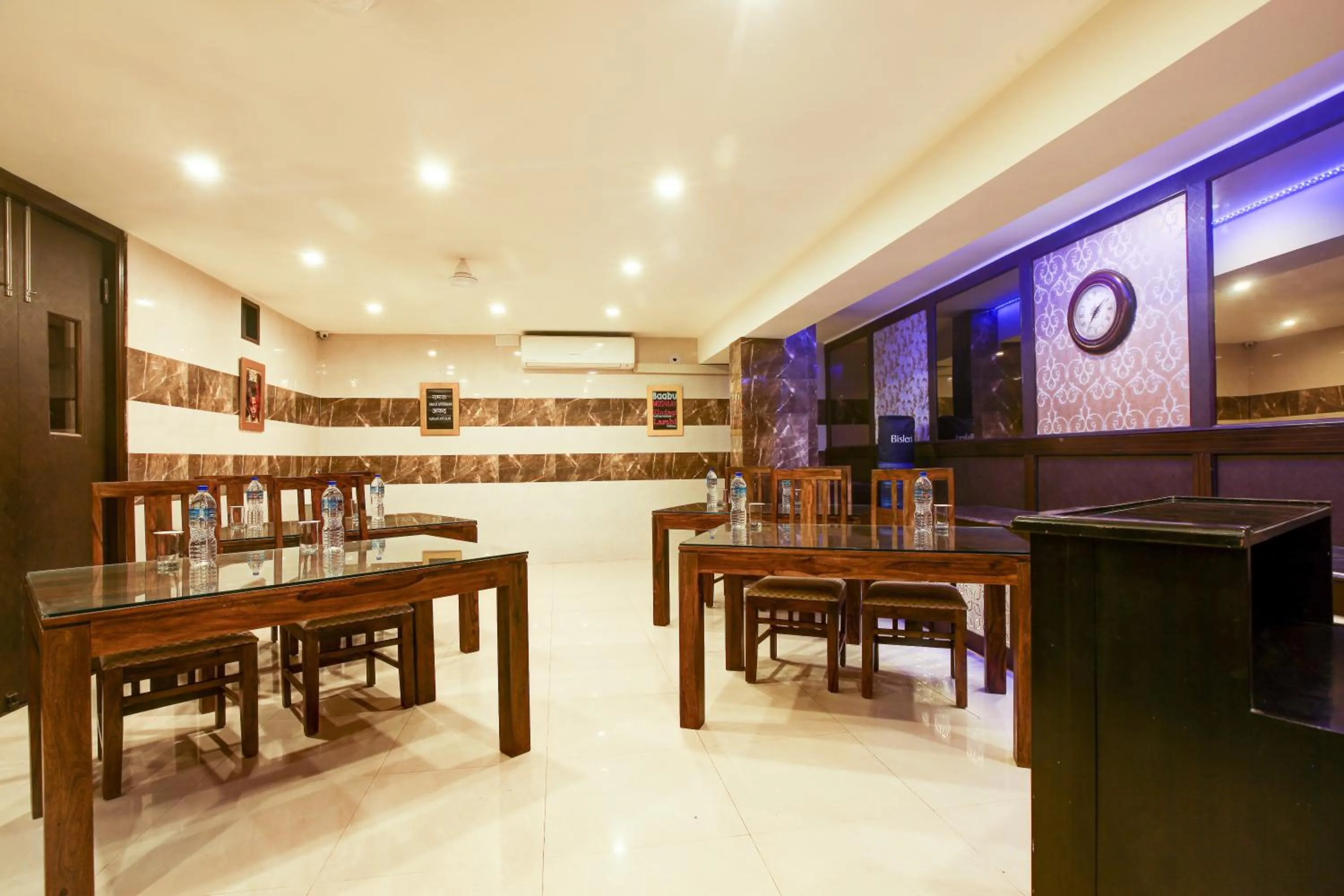Restaurant/places to eat in Anand Bhawan