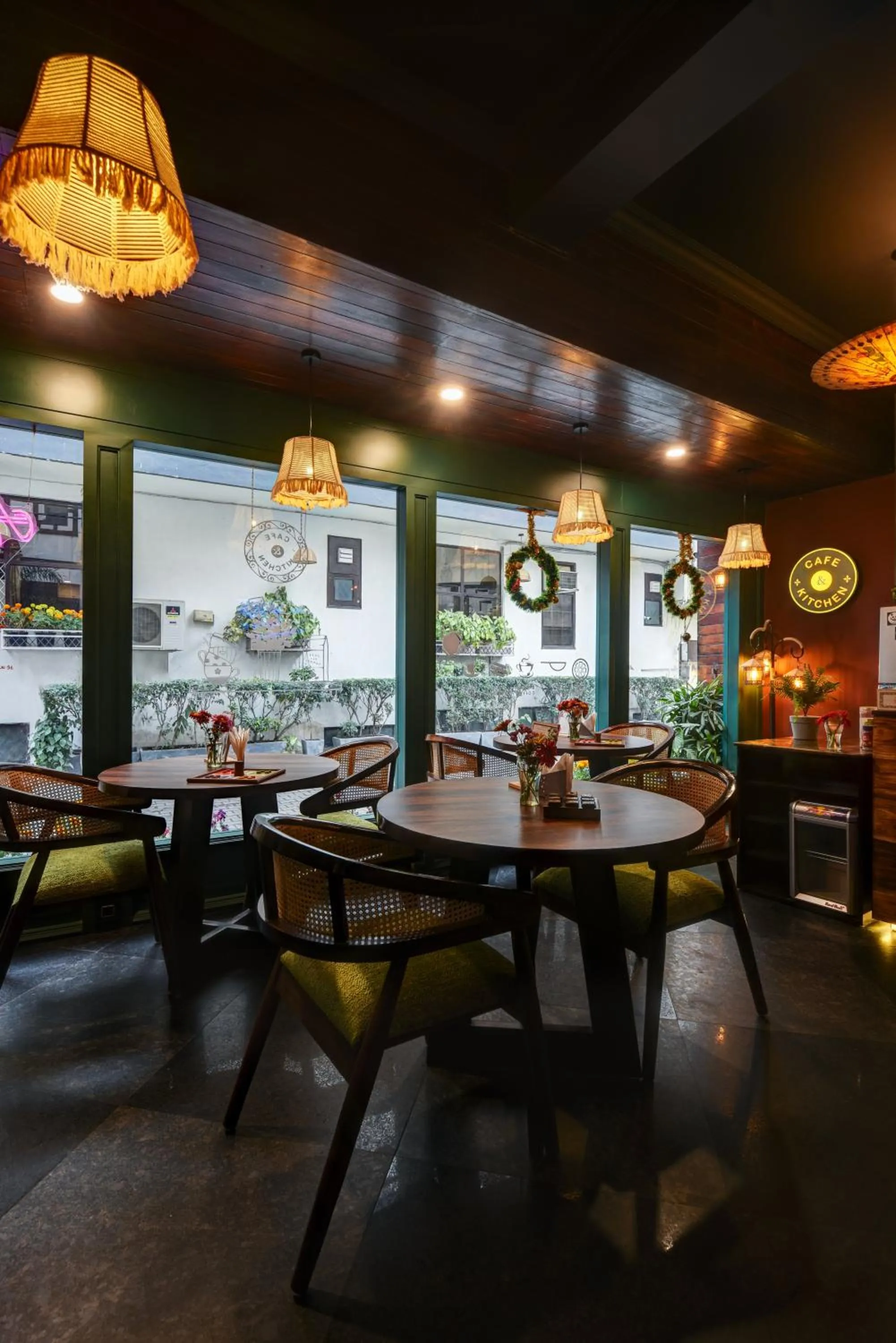 Restaurant/places to eat in Anand Bhawan