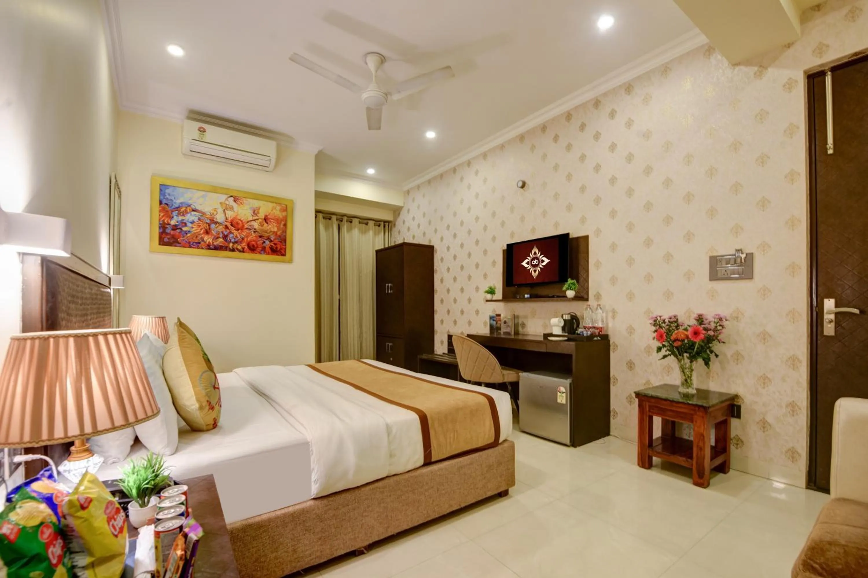 Communal lounge/ TV room, Bed in Anand Bhawan