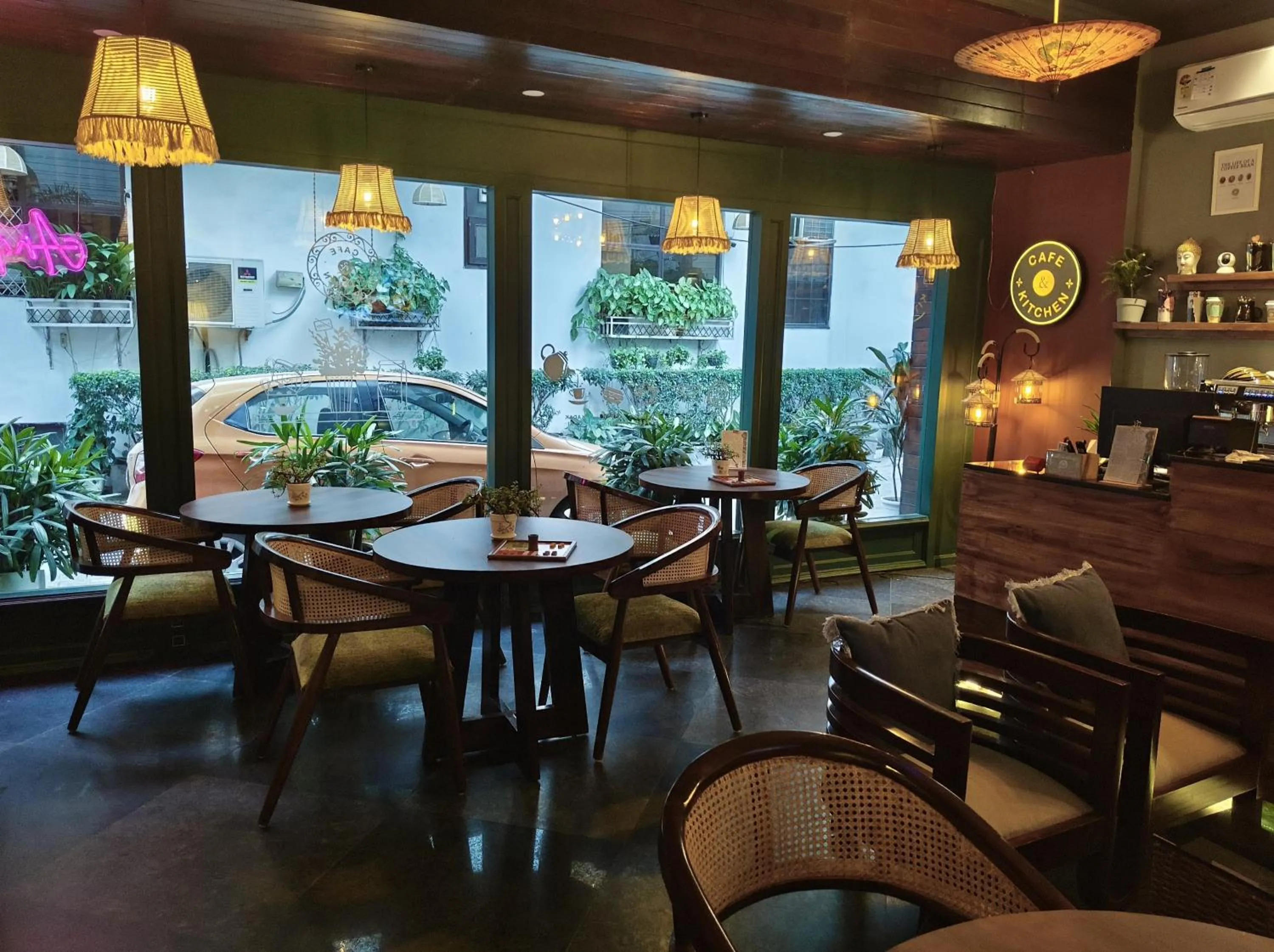 Restaurant/places to eat in Anand Bhawan