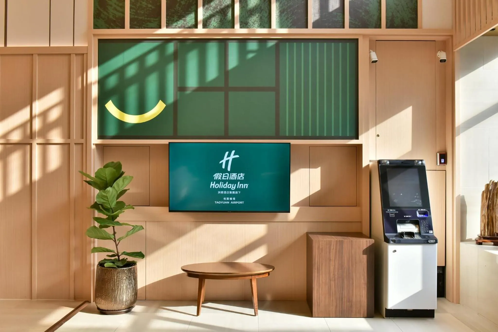 Lounge or bar in Holiday Inn Taoyuan Airport by IHG