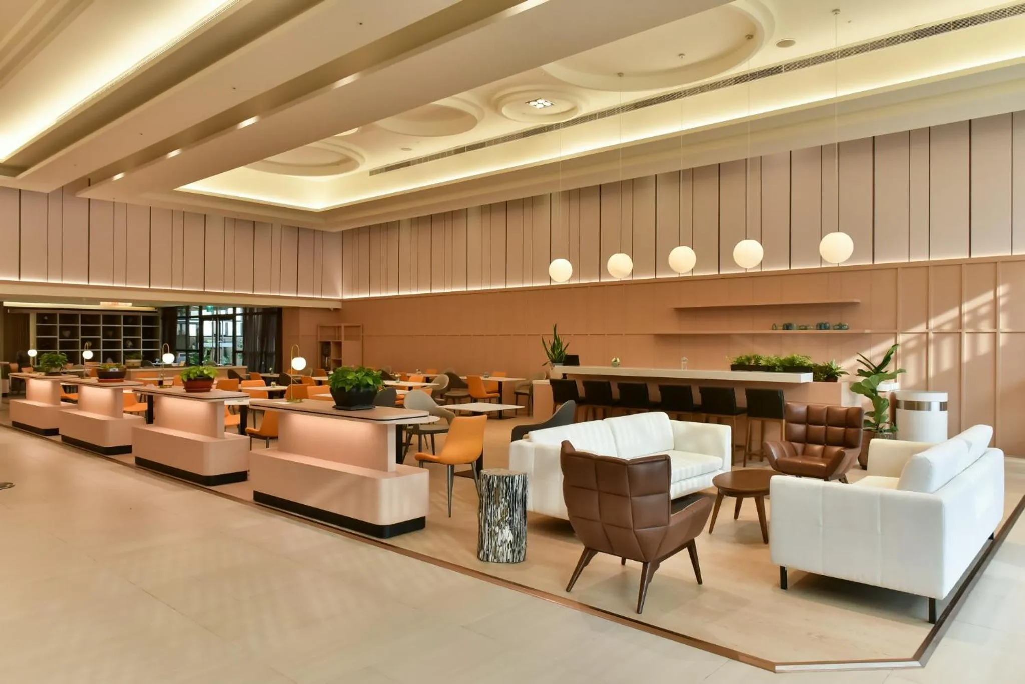 Lounge or bar in Holiday Inn Taoyuan Airport by IHG
