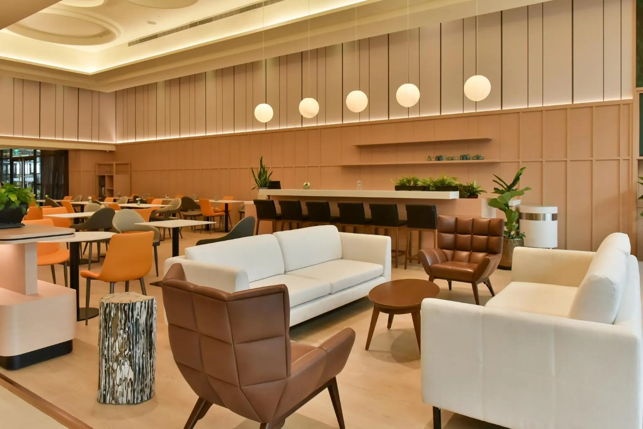 Lounge or bar in Holiday Inn Taoyuan Airport by IHG