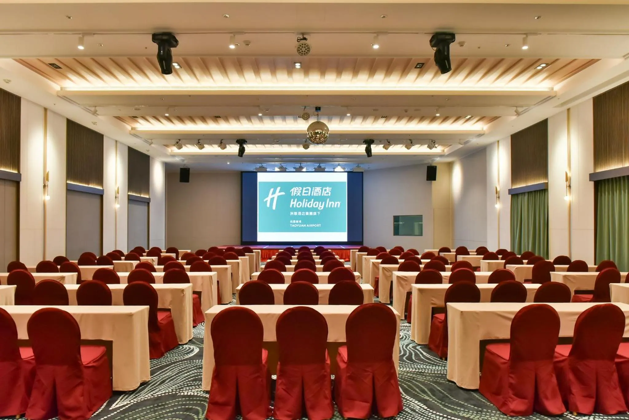 Meeting/conference room in Holiday Inn Taoyuan Airport by IHG