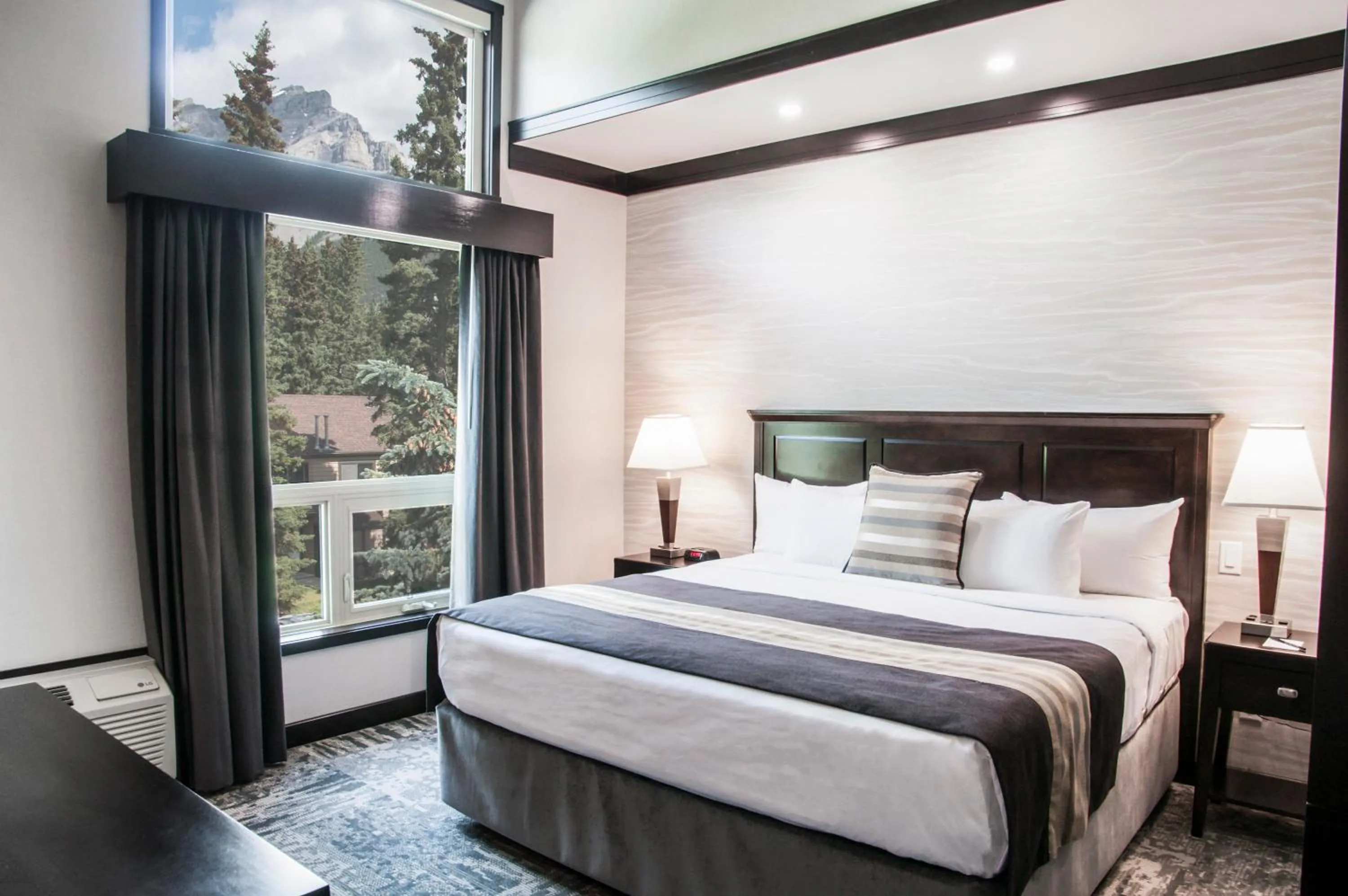Deluxe Mountain View One King Bed in Charltons Banff