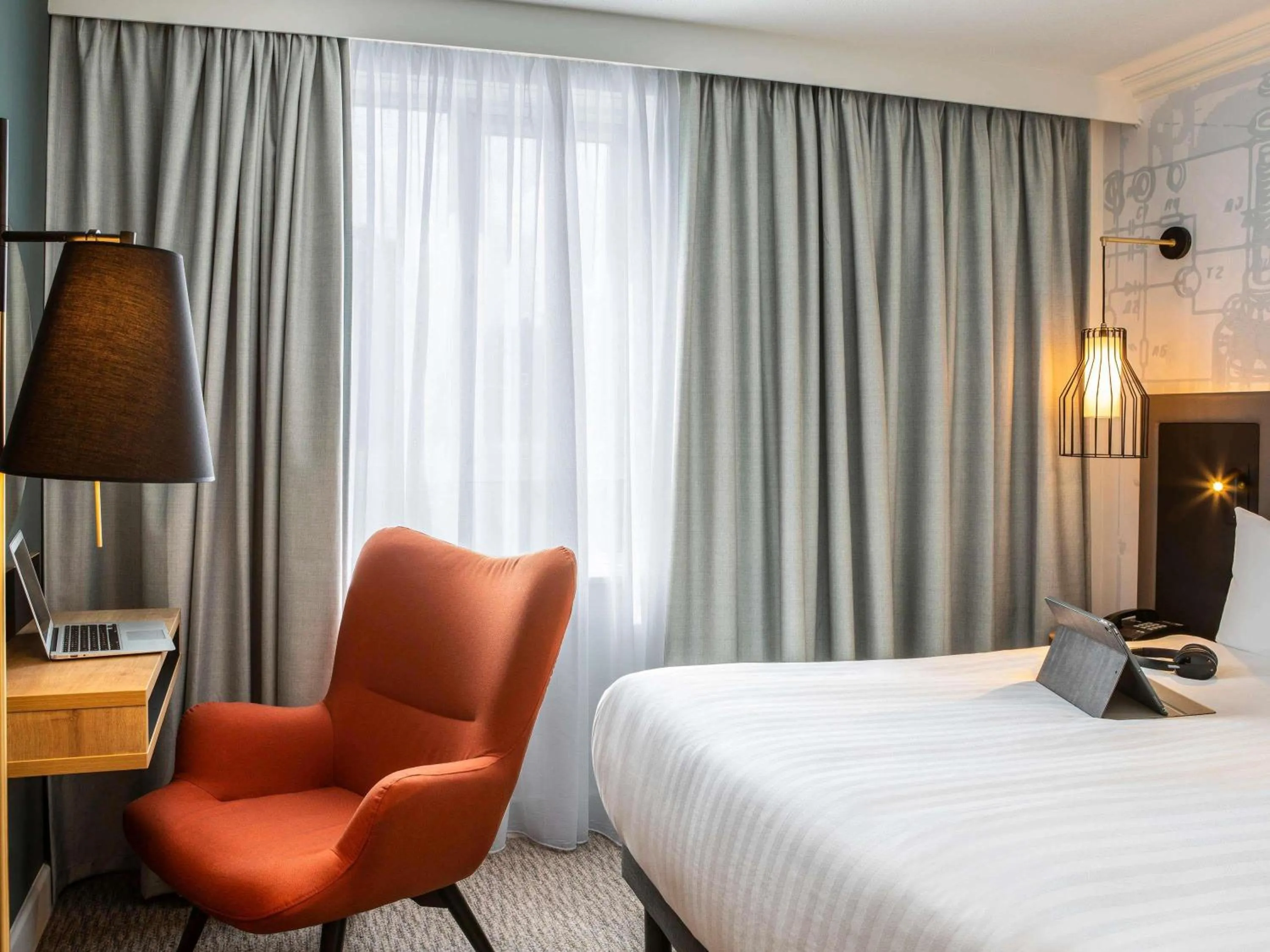 Bedroom, Bed in Mercure Birmingham West Hotel