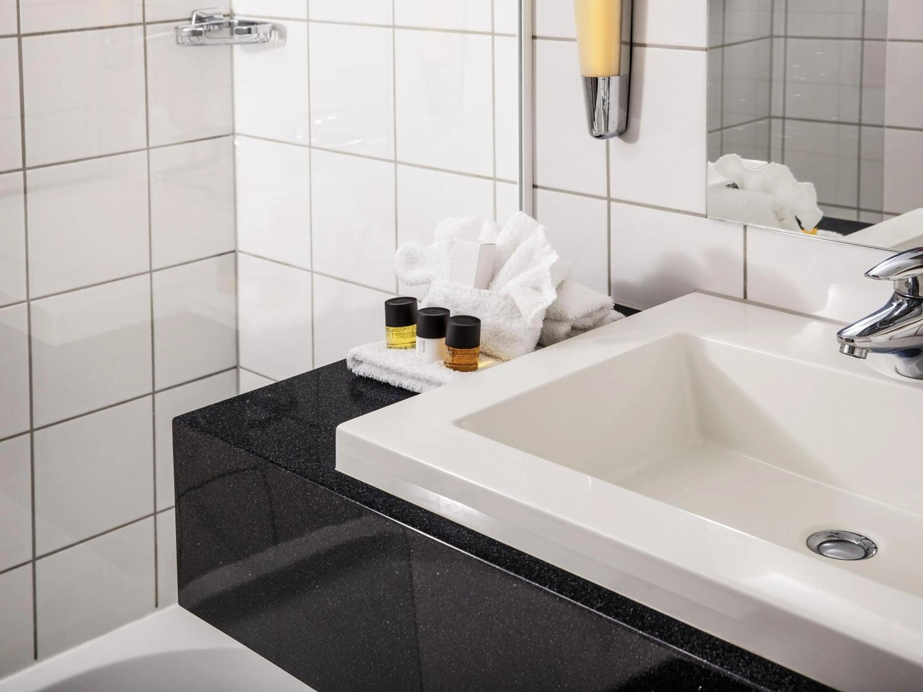 Bedroom in Mercure Birmingham West Hotel