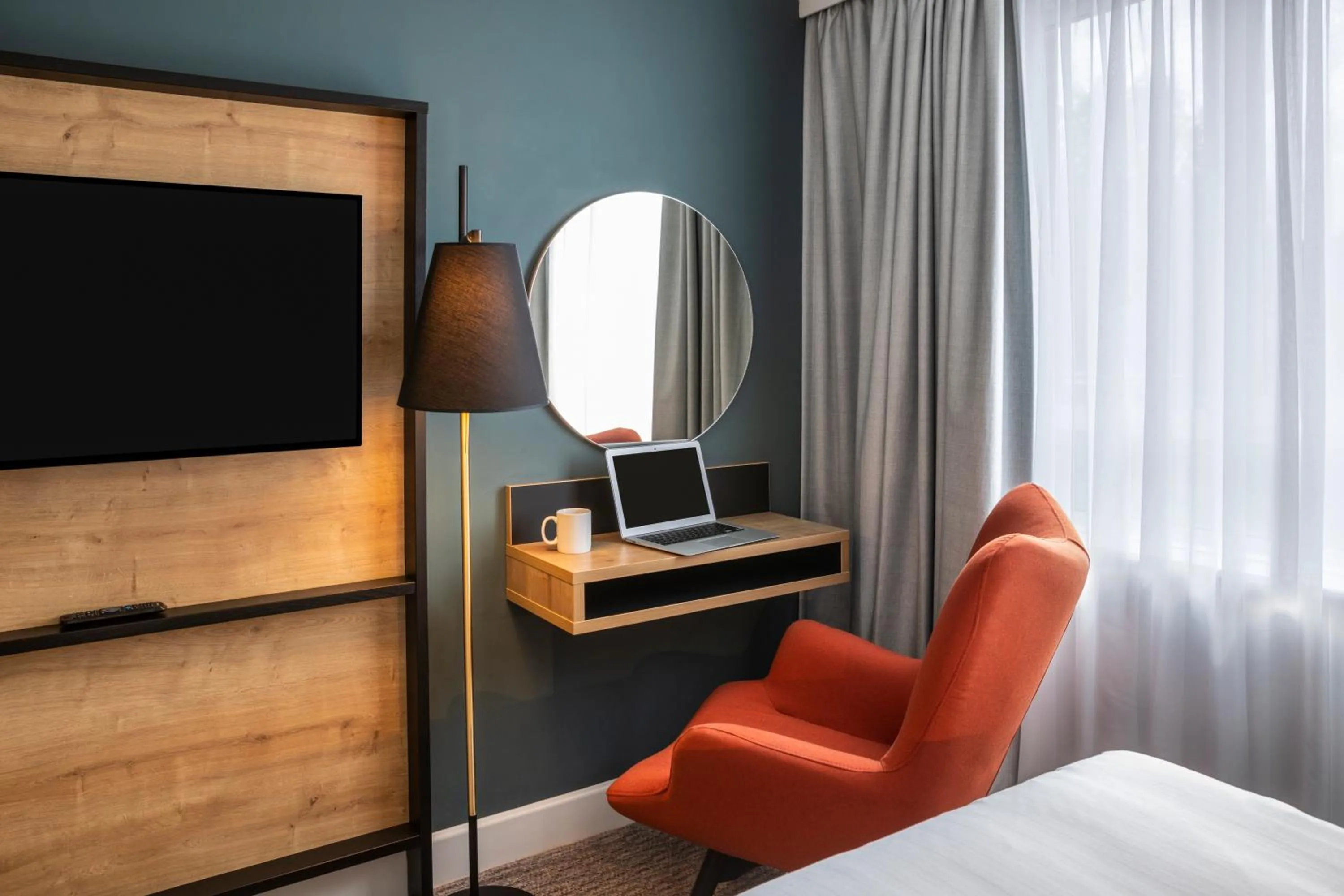 Seating area, Bed in Mercure Birmingham West Hotel