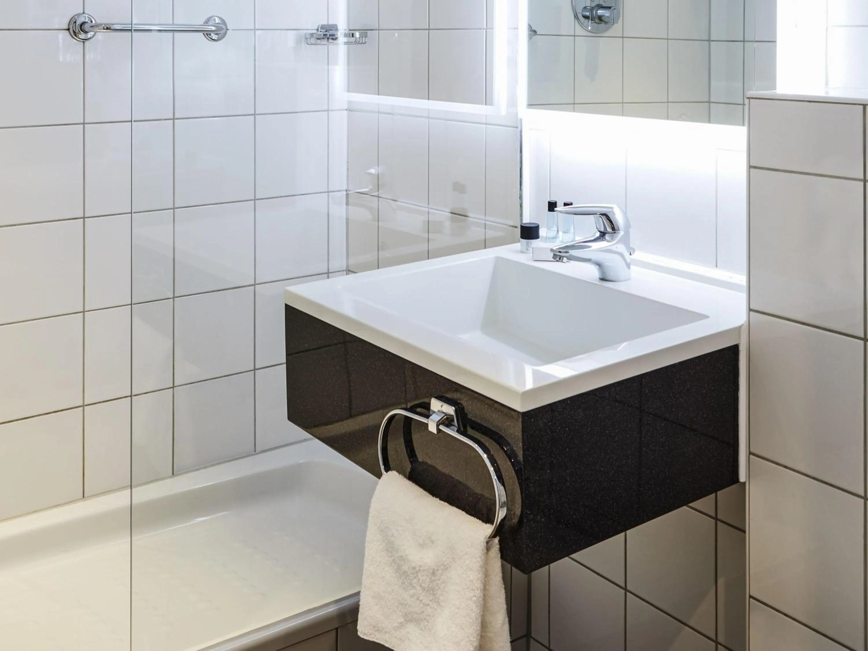 Bedroom in Mercure Birmingham West Hotel