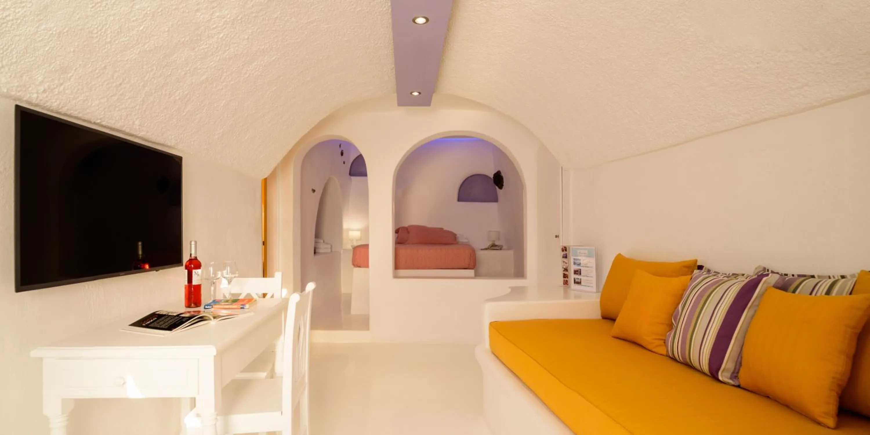 Bed in Abyssanto Suites and Spa