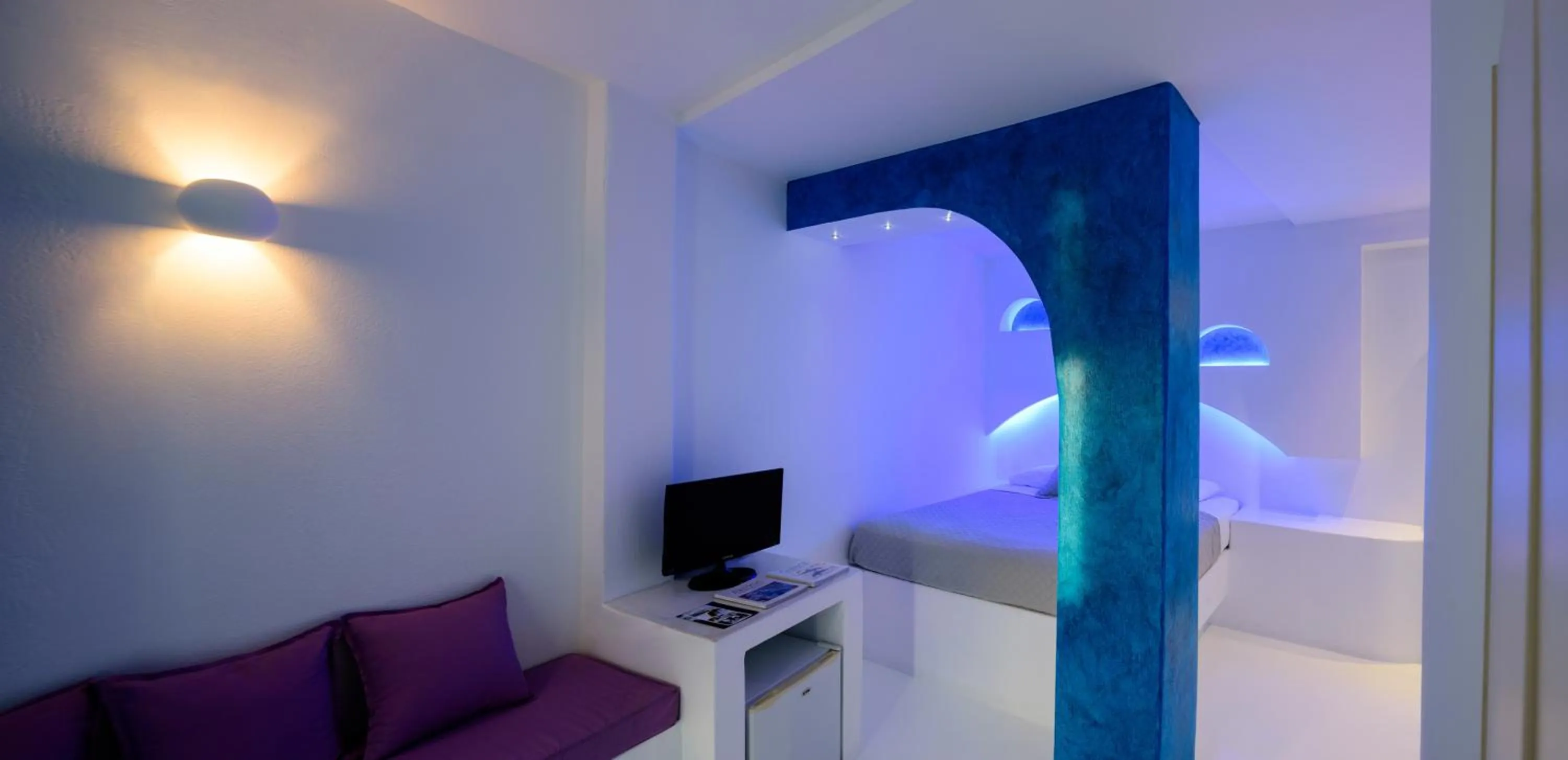 Bed in Abyssanto Suites and Spa