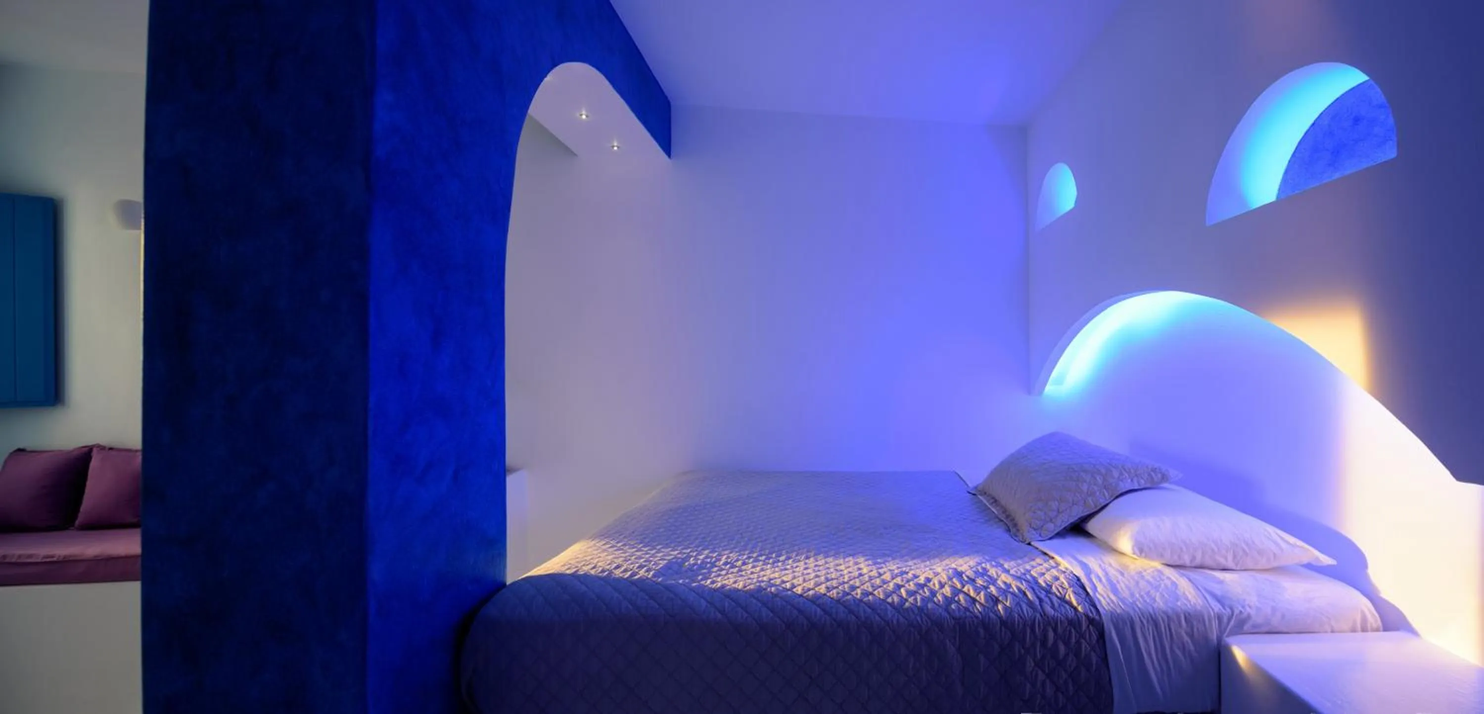 Bed in Abyssanto Suites and Spa