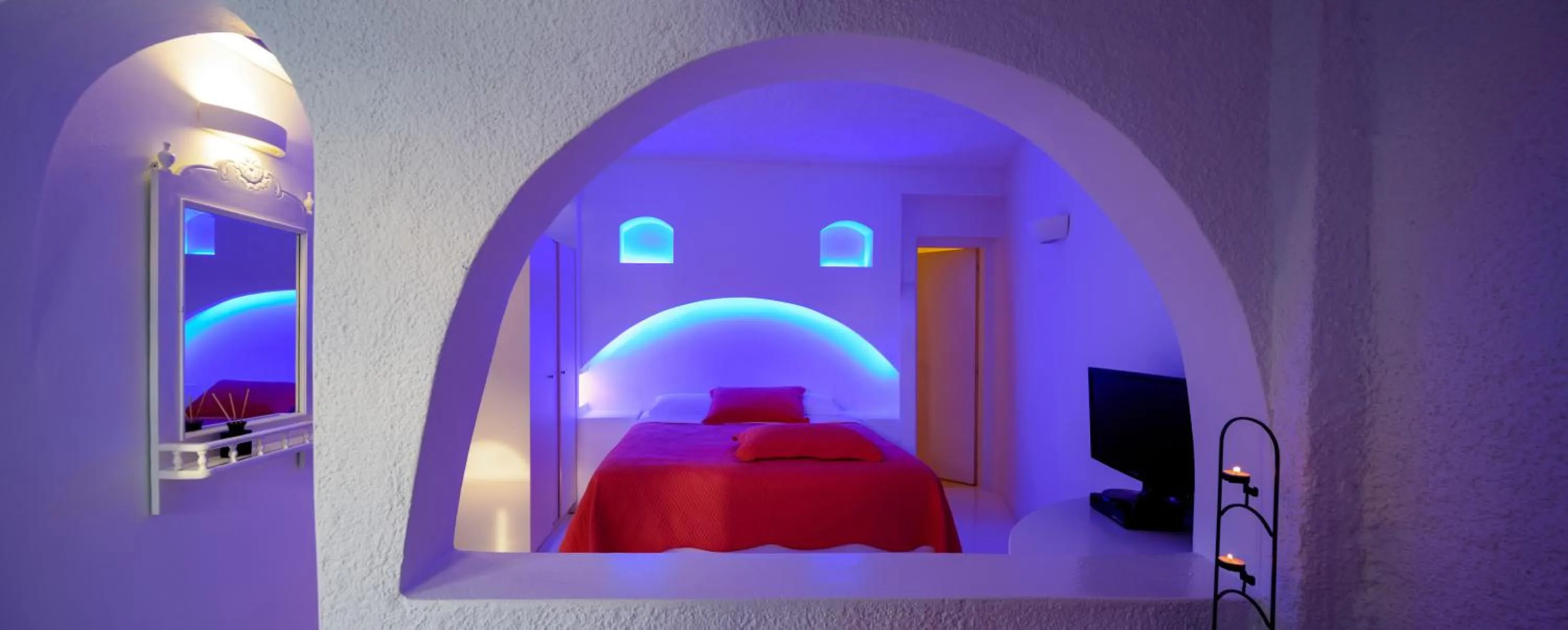 Bed in Abyssanto Suites and Spa