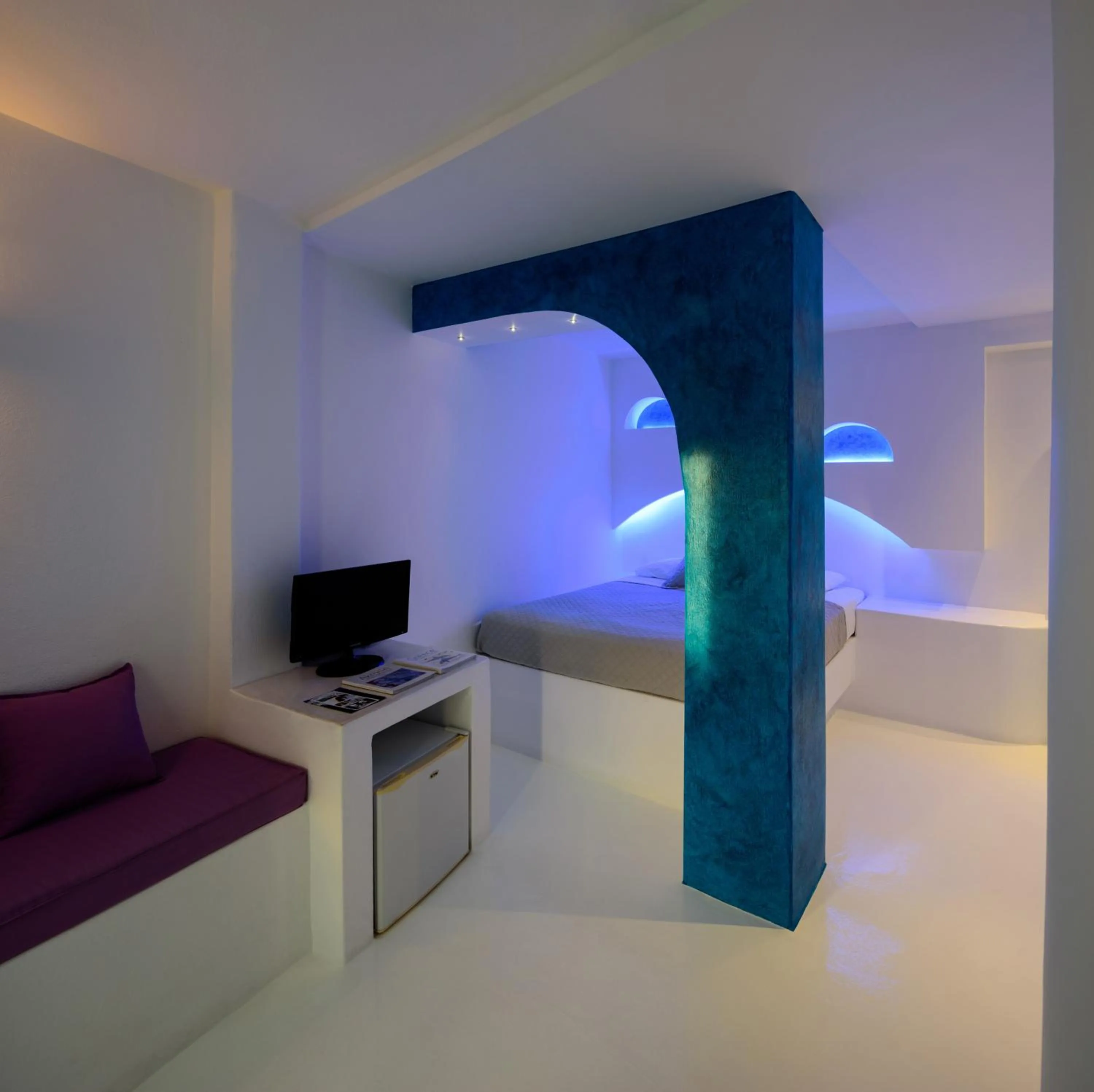 Bed in Abyssanto Suites and Spa