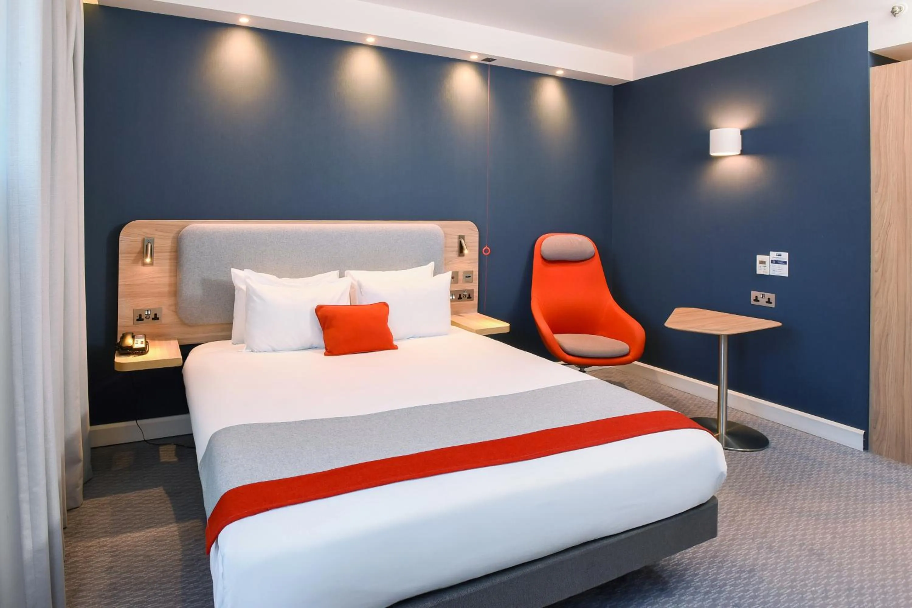 Bedroom, Bed in Holiday Inn Express - Birmingham - City Centre by IHG