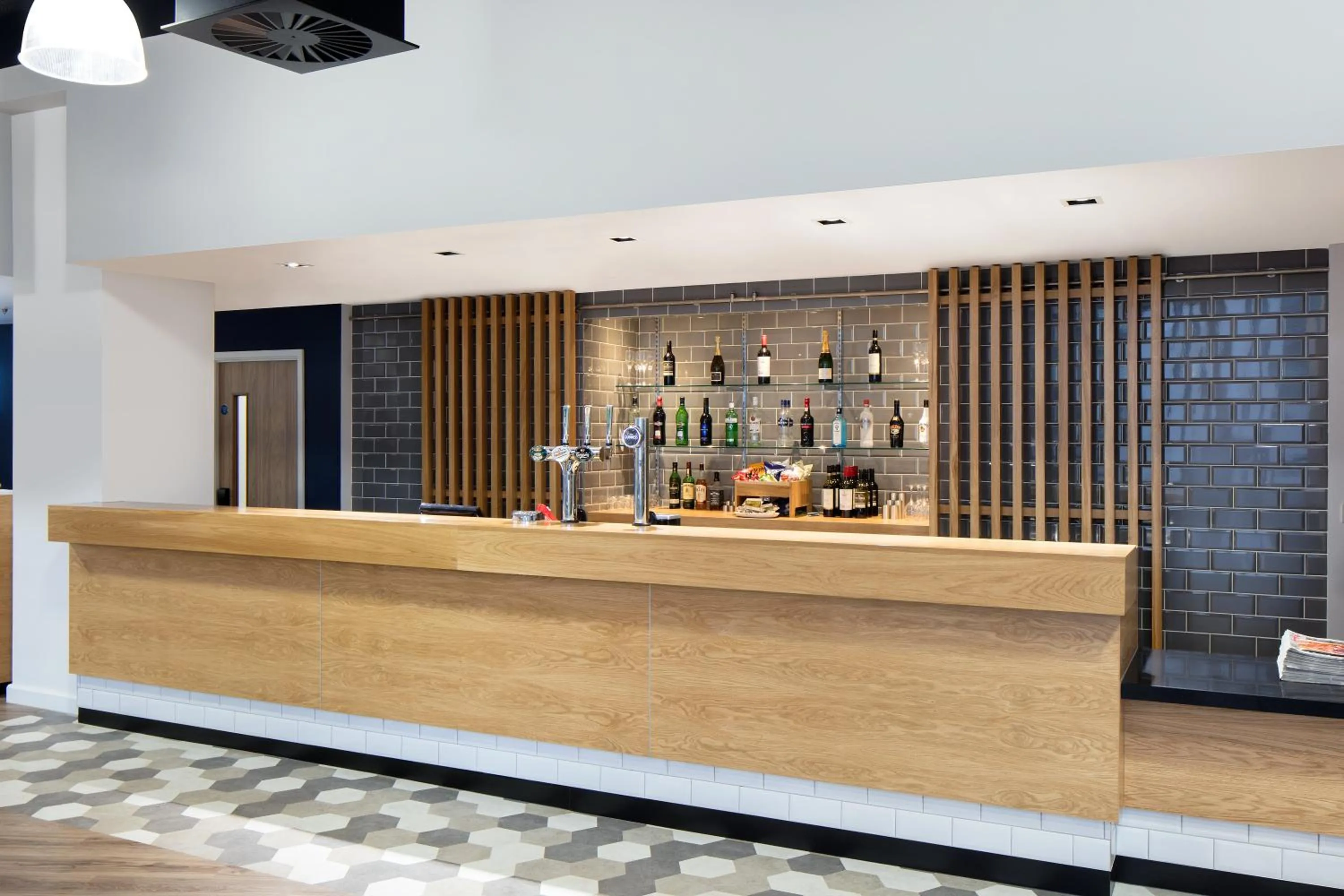Lounge or bar in Holiday Inn Express - Birmingham - City Centre by IHG