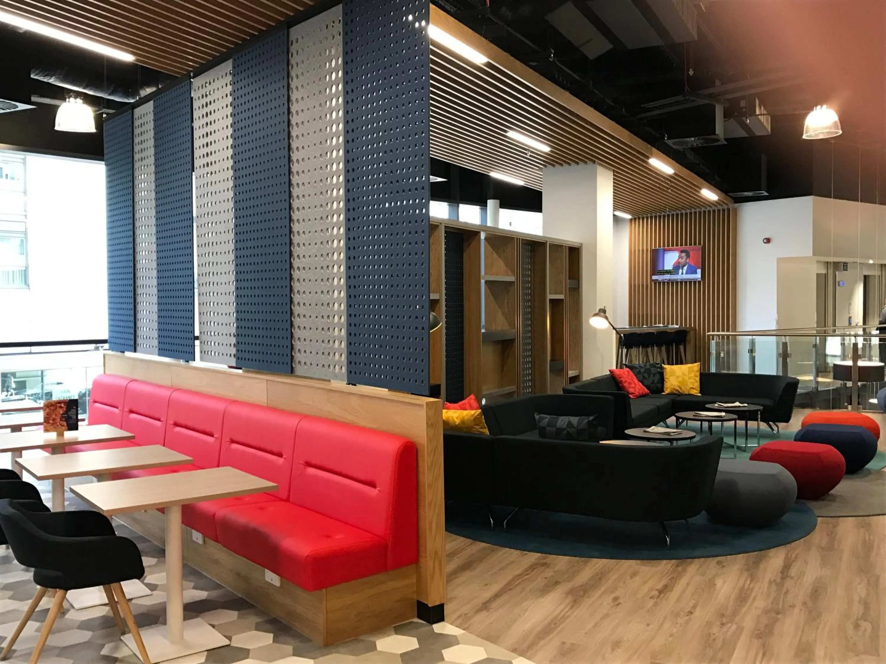 Lounge or bar in Holiday Inn Express - Birmingham - City Centre by IHG