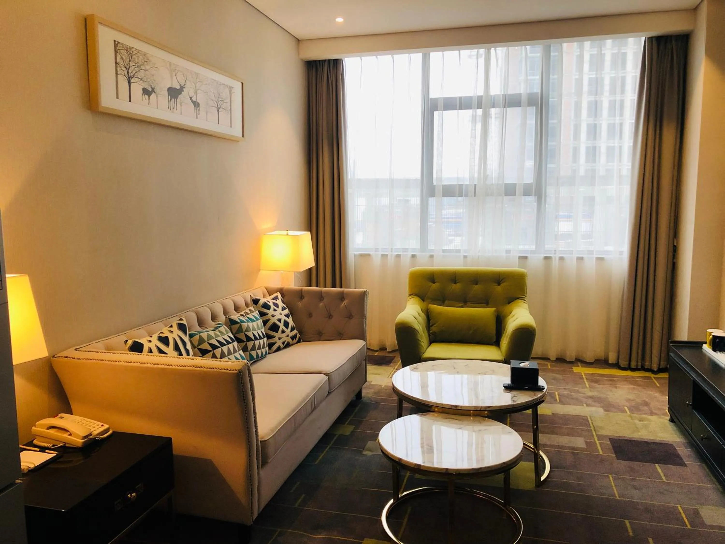 Photo of the whole room, Seating Area in Holiday Inn Express Chengdu Dafeng, an IHG Hotel