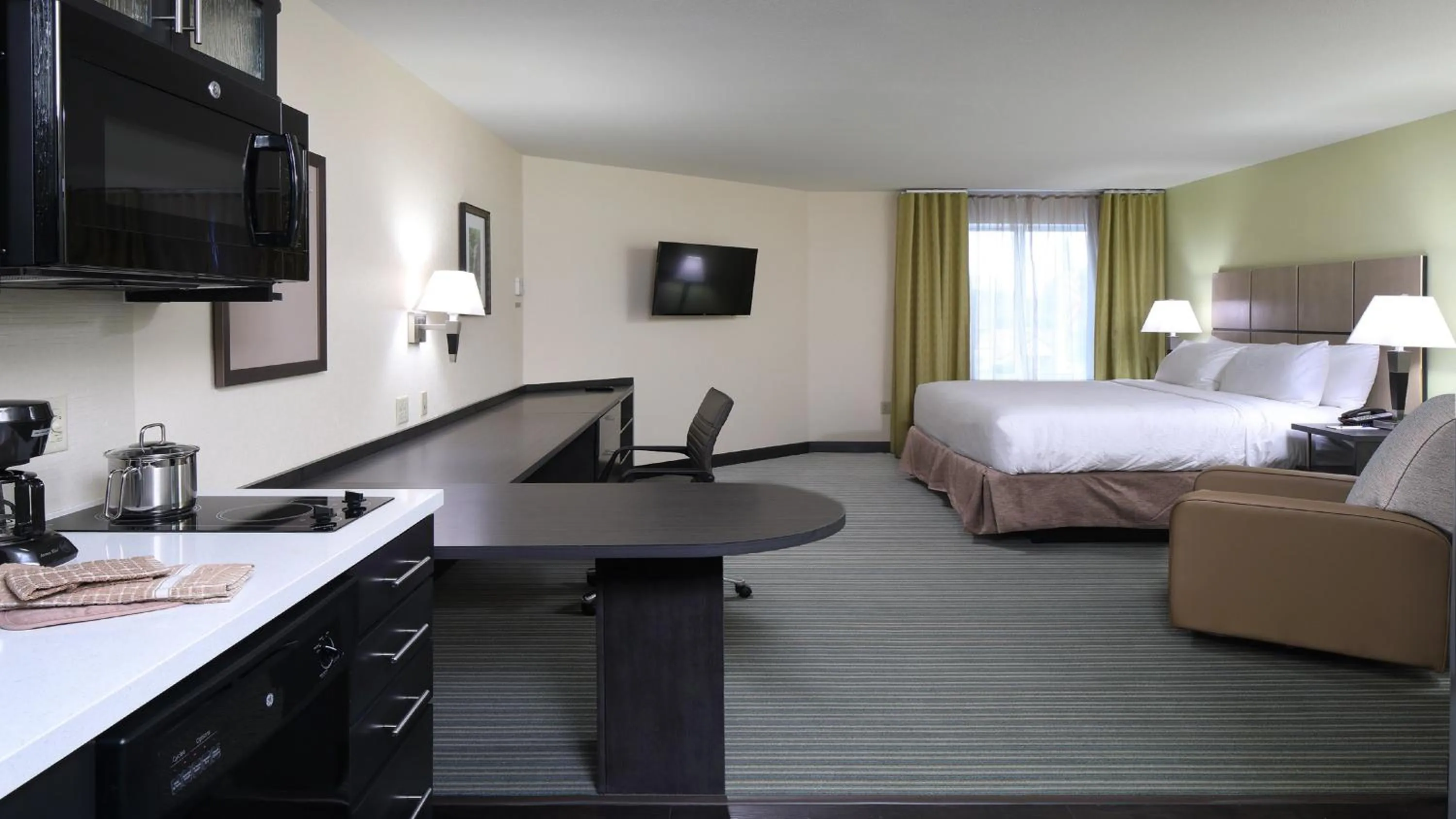 Photo of the whole room, Bed in Candlewood Suites - Newark South - University Area by IHG