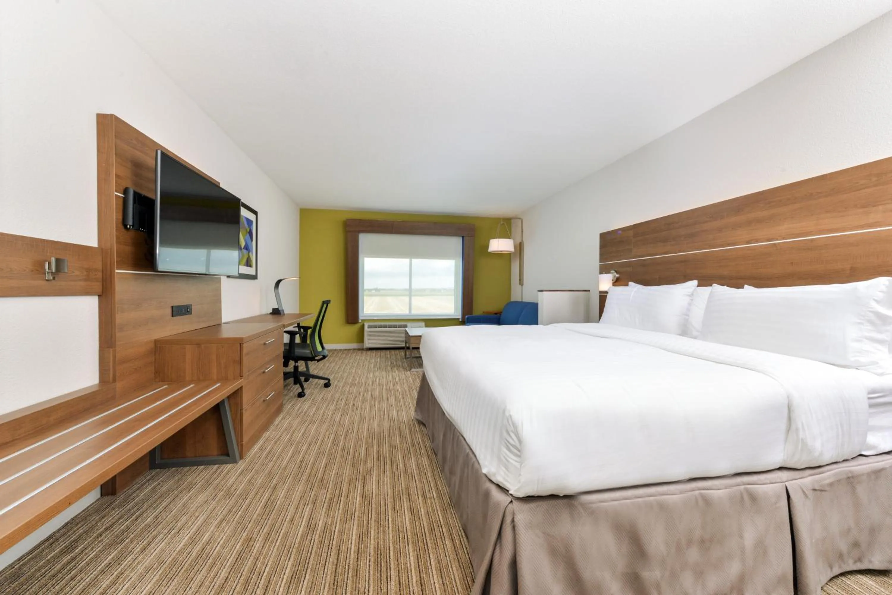 Photo of the whole room, Bed in Holiday Inn Express & Suites - Ogallala by IHG