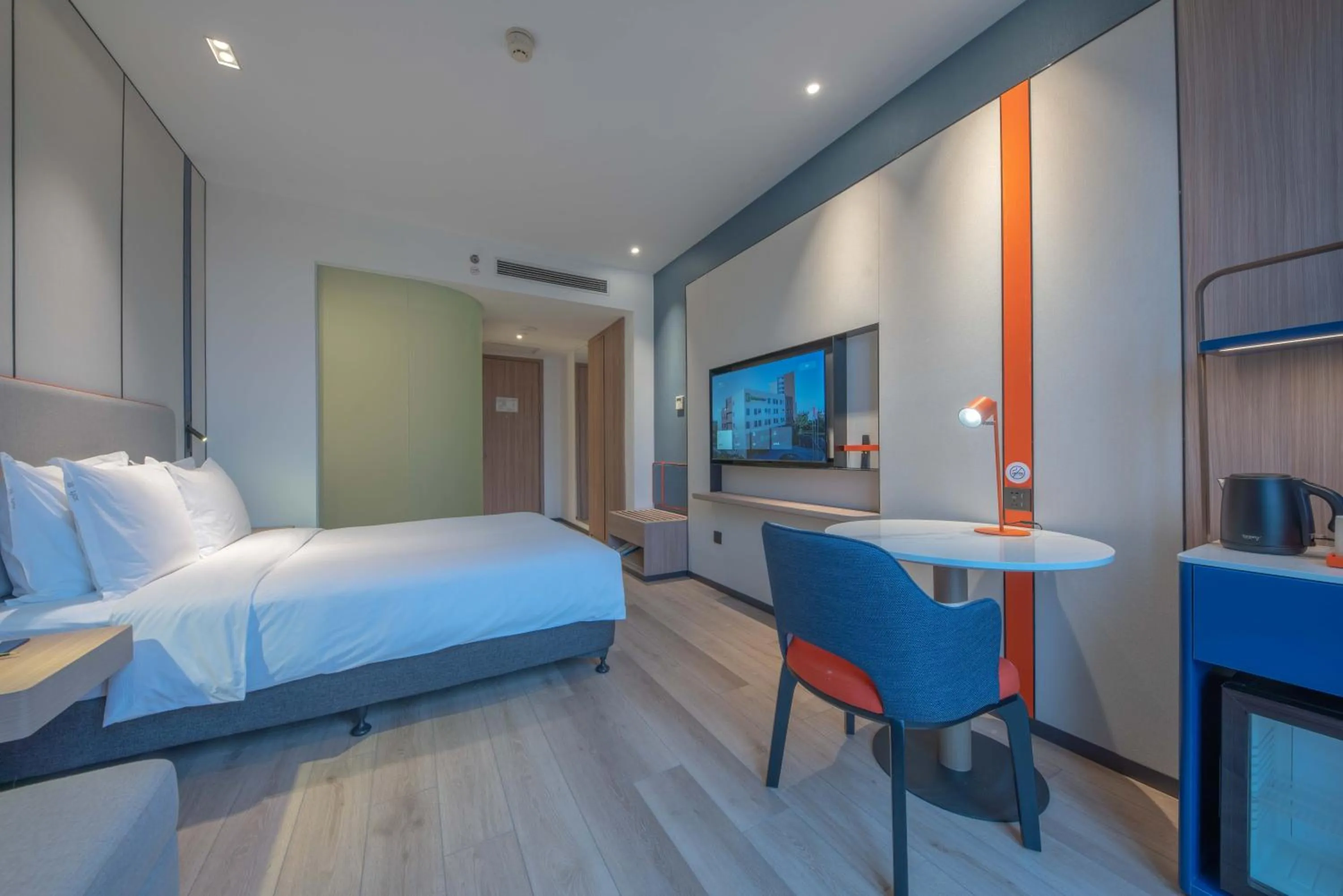 Bedroom, Bed in Holiday Inn Express Shanghai Pujiang by IHG