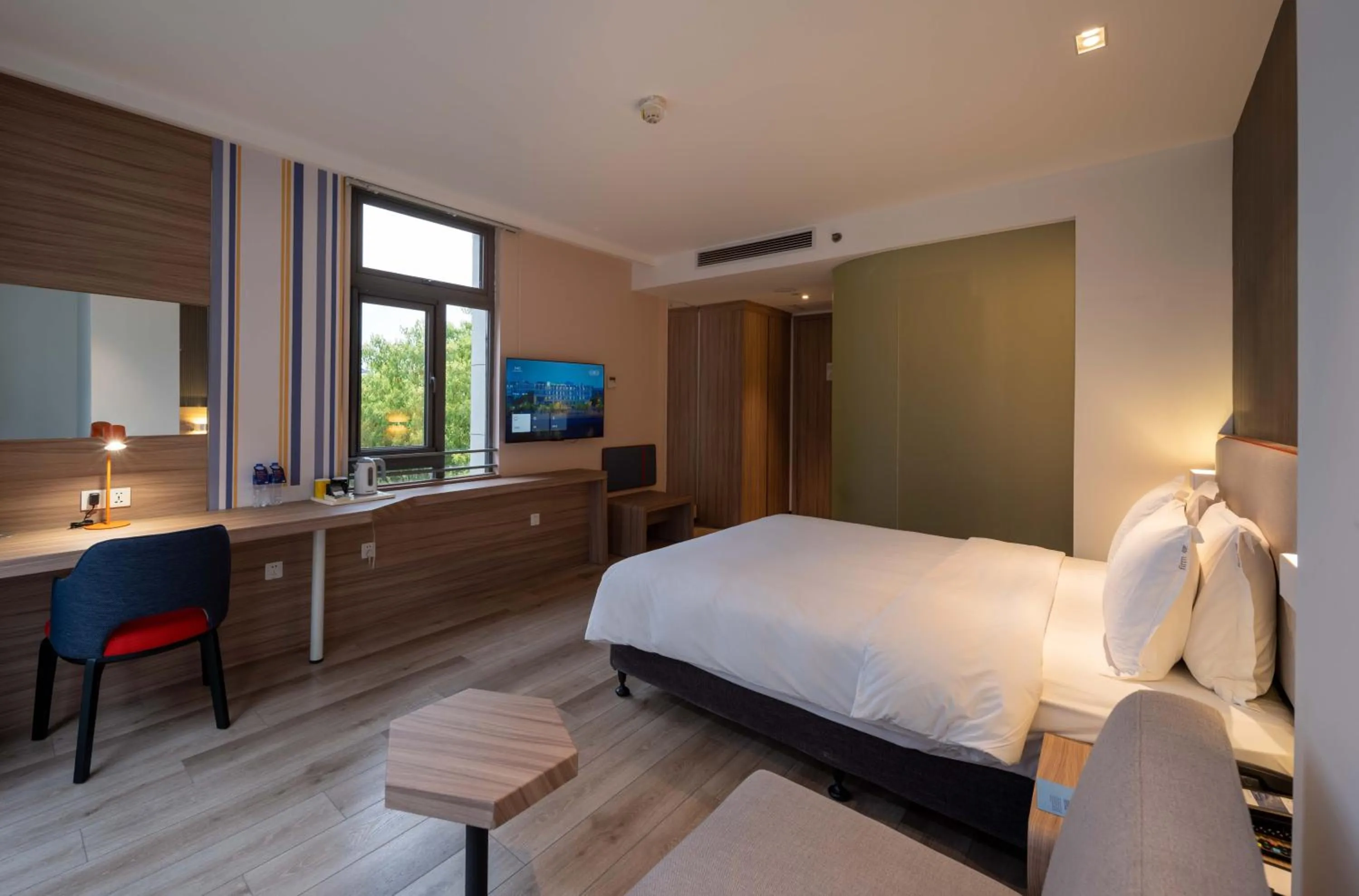 Bedroom, Bed in Holiday Inn Express Shanghai Pujiang by IHG