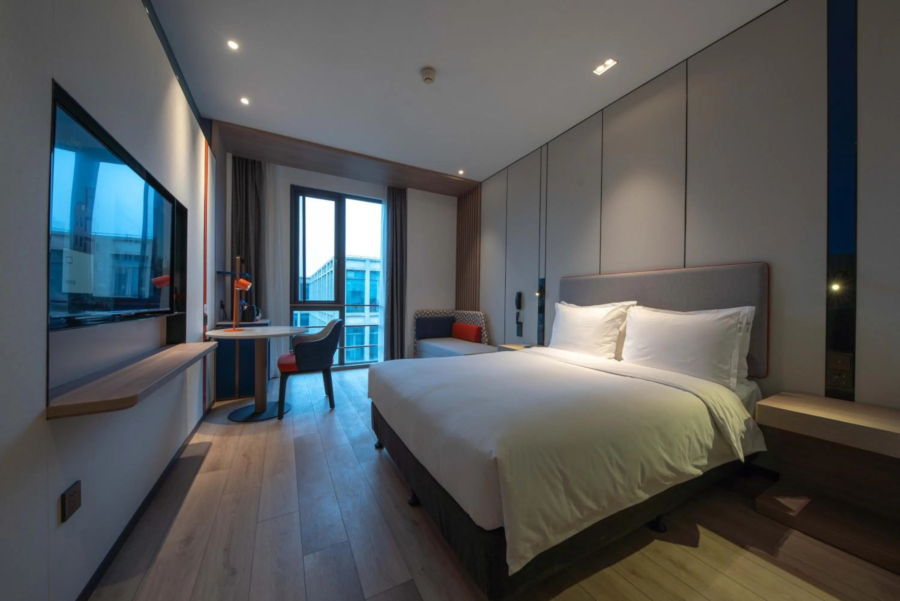 Bedroom, Bed in Holiday Inn Express Shanghai Pujiang by IHG