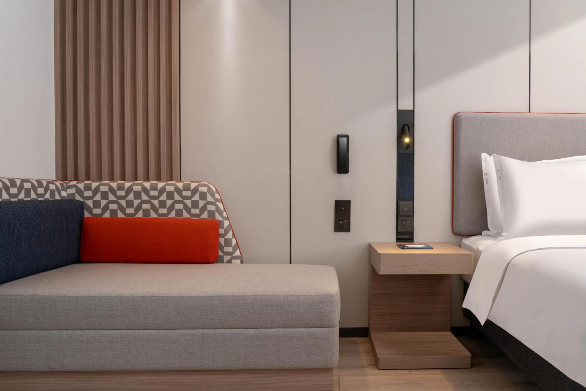 Photo of the whole room, Bed in Holiday Inn Express Shanghai Pujiang by IHG