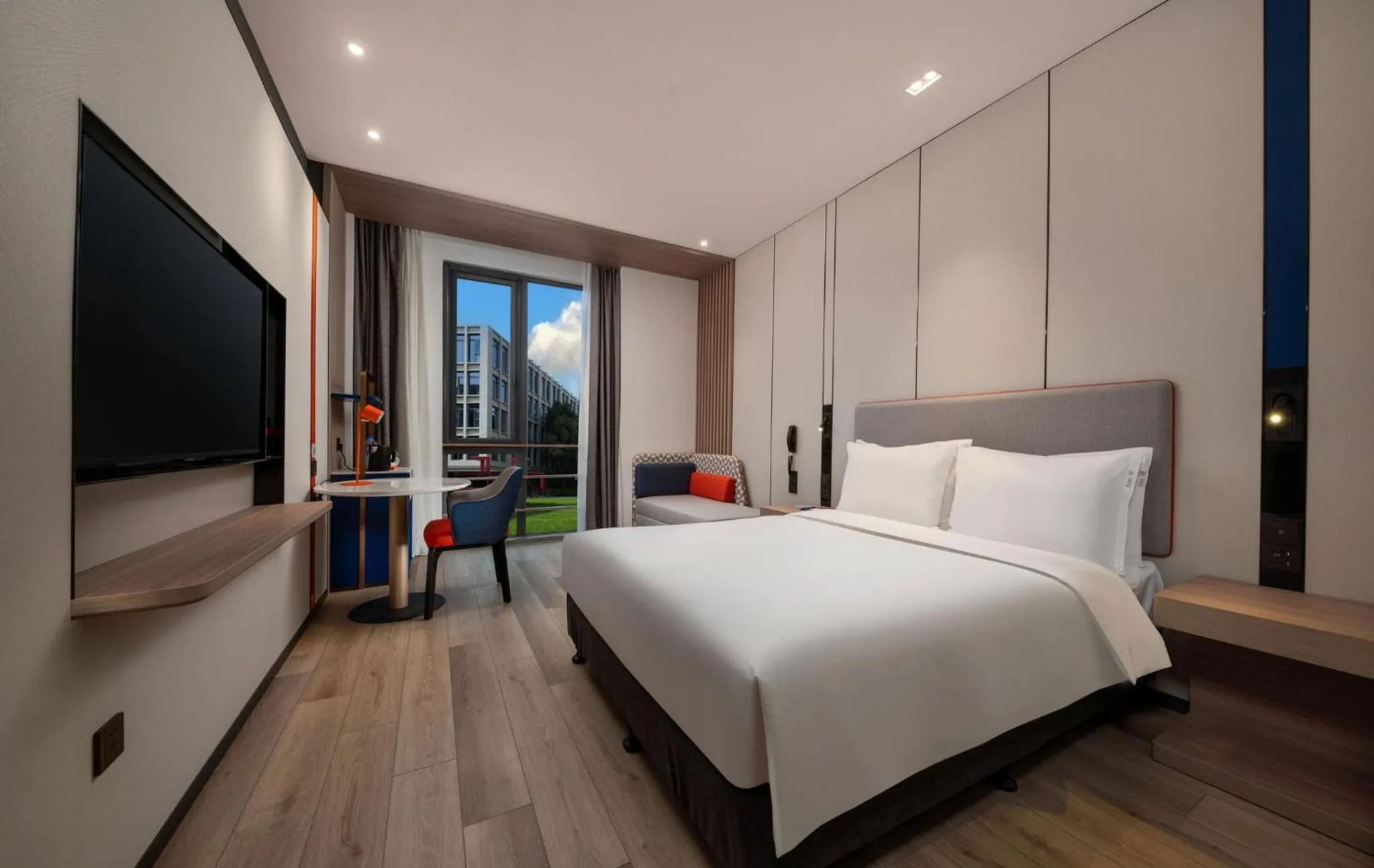 Photo of the whole room, Bed in Holiday Inn Express Shanghai Pujiang by IHG