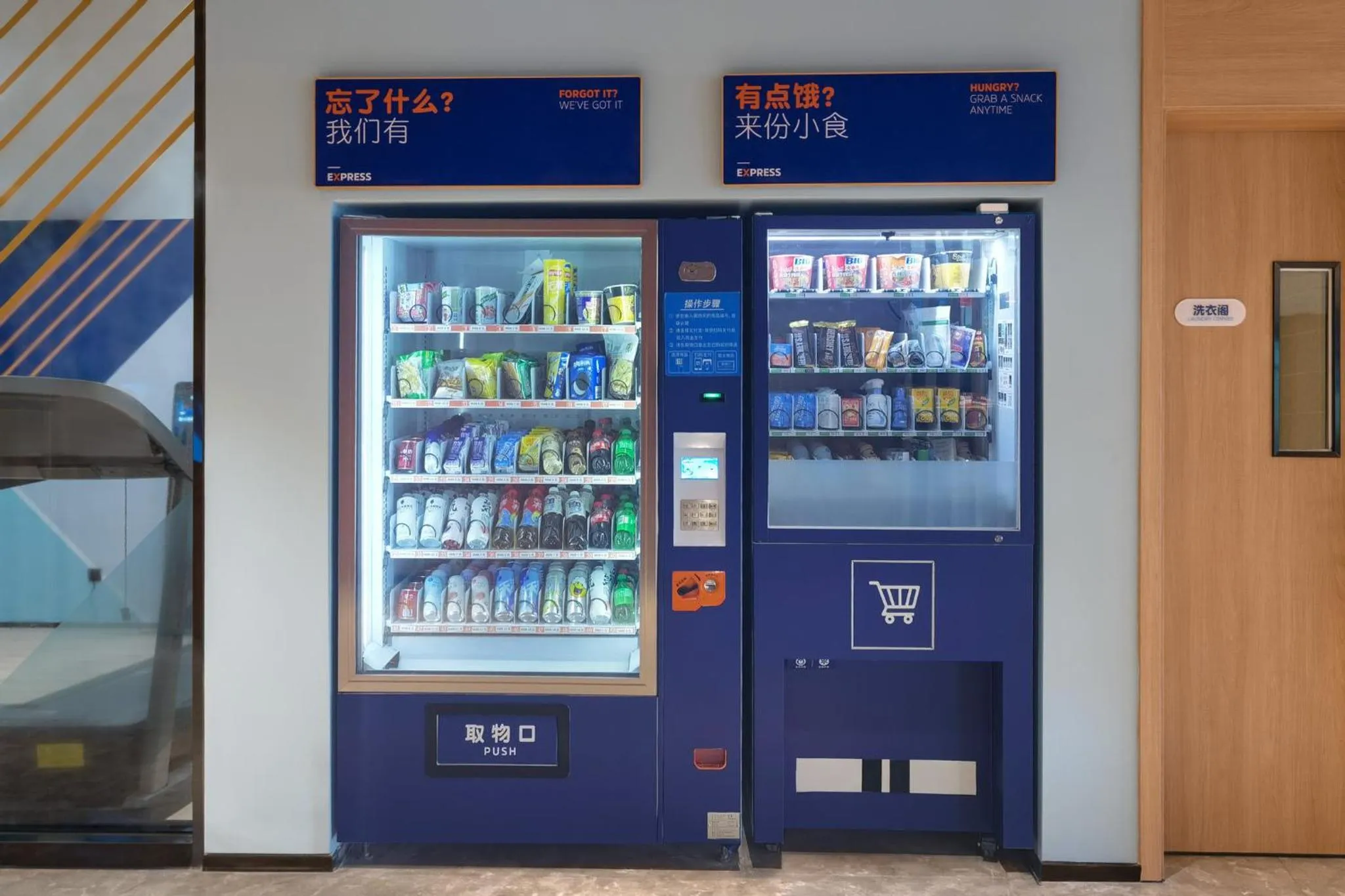 Lobby or reception in Holiday Inn Express Shanghai Pujiang by IHG