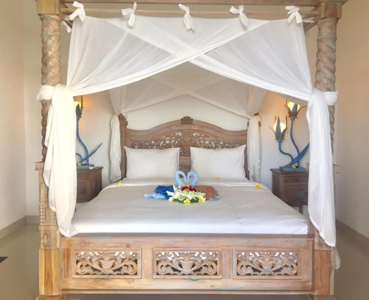 Bed in Sing Sing Resort Lovina