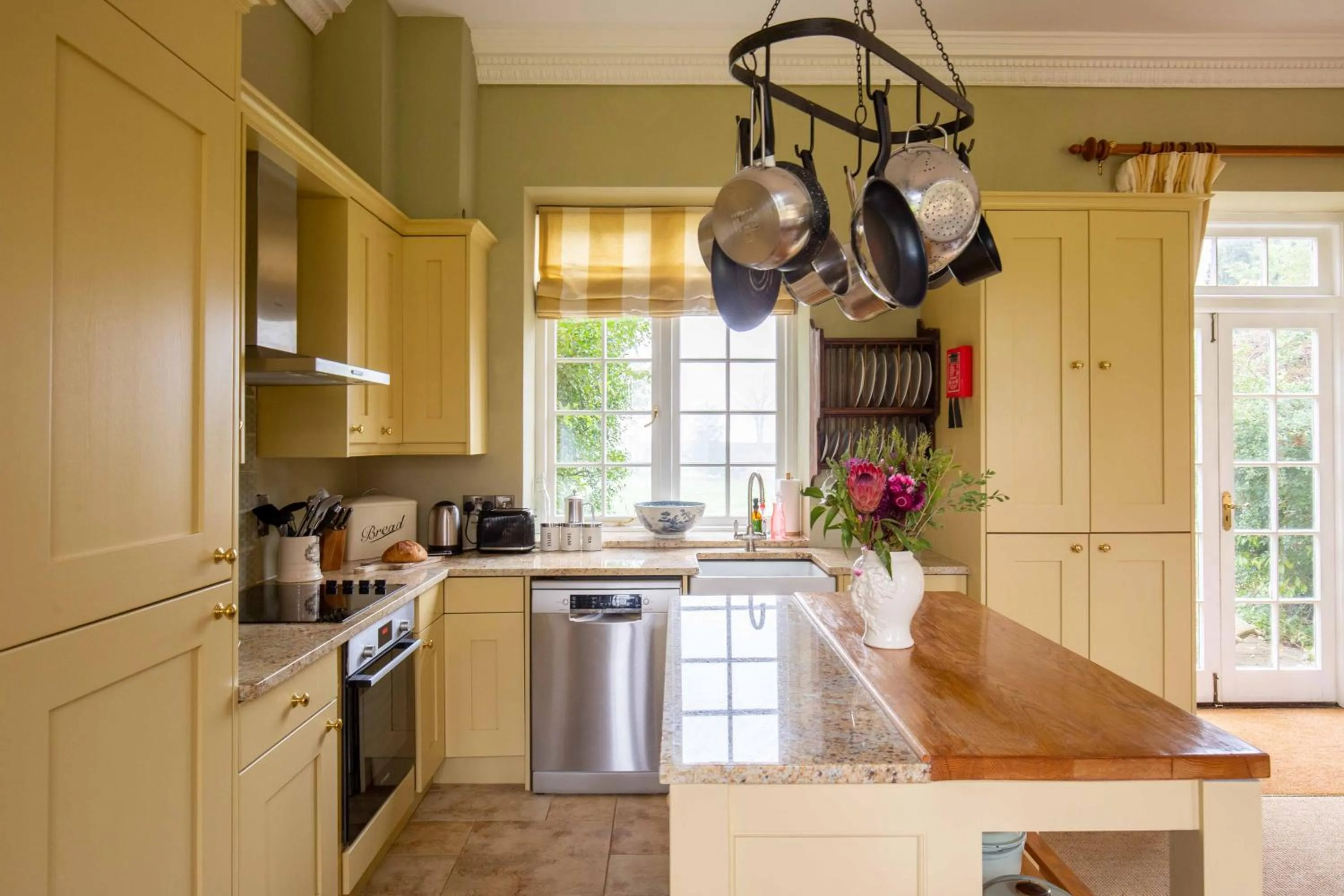 Kitchen or kitchenette in Sandown Cottage