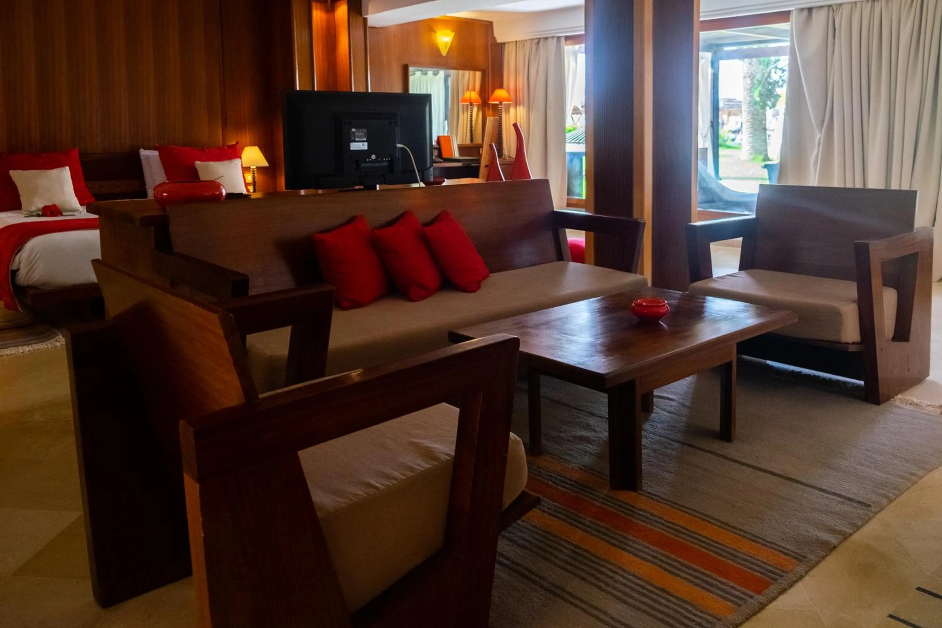 TV and multimedia in The Orangers Beach Resort and Bungalows All Inclusive