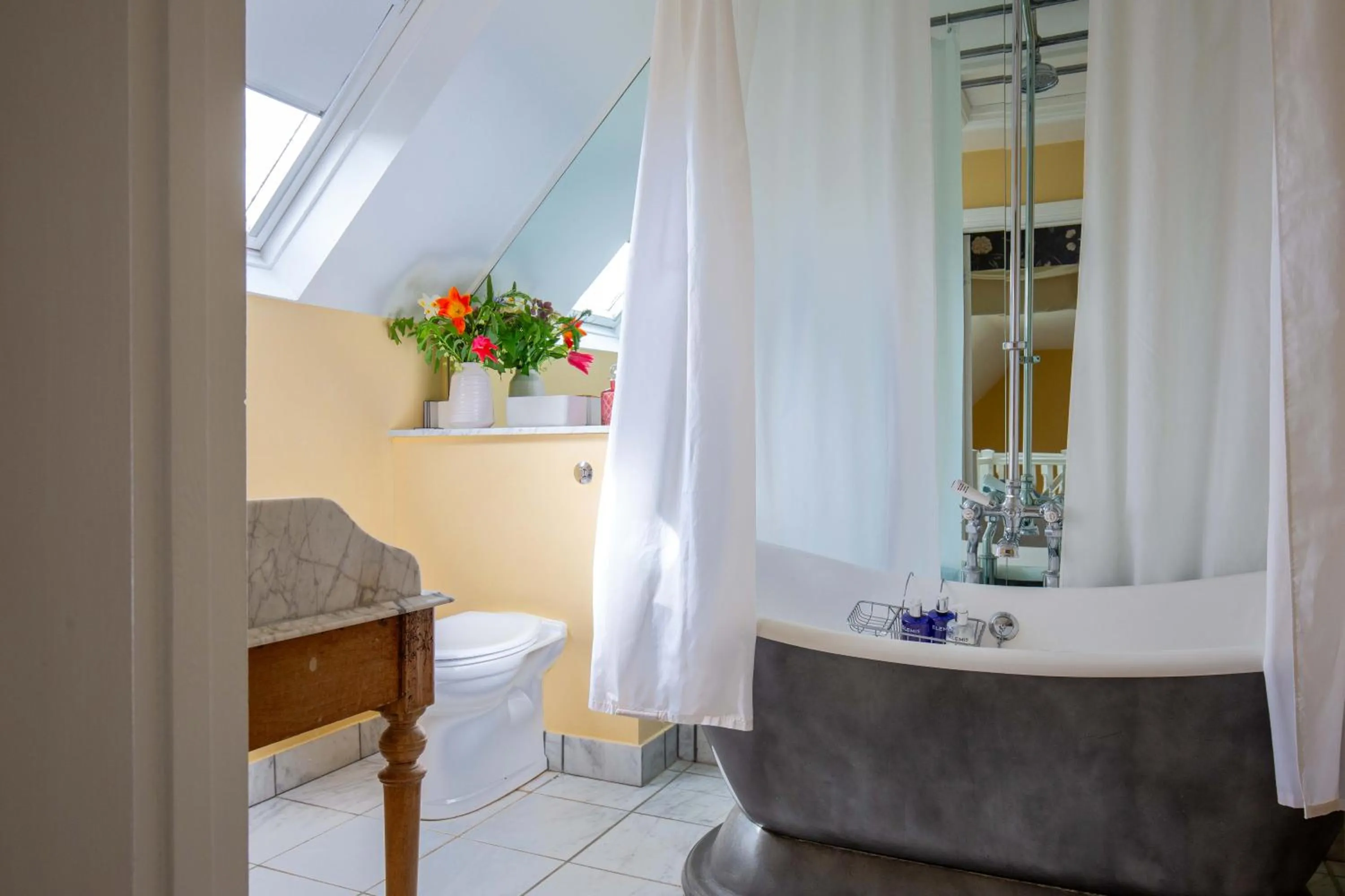 Bathroom, Bed in Saratoga Cottage