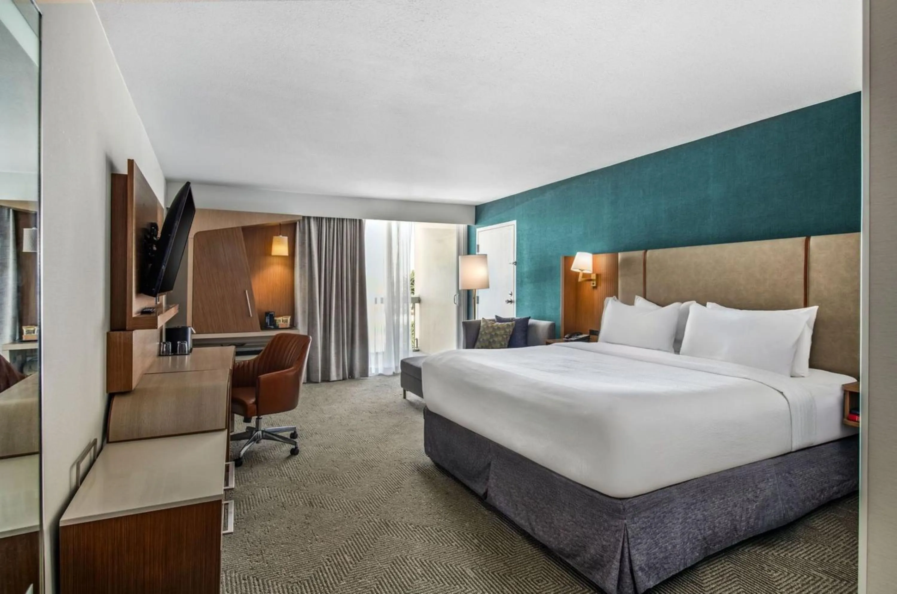 Photo of the whole room, Bed in Holiday Inn Oxnard - Ventura by IHG